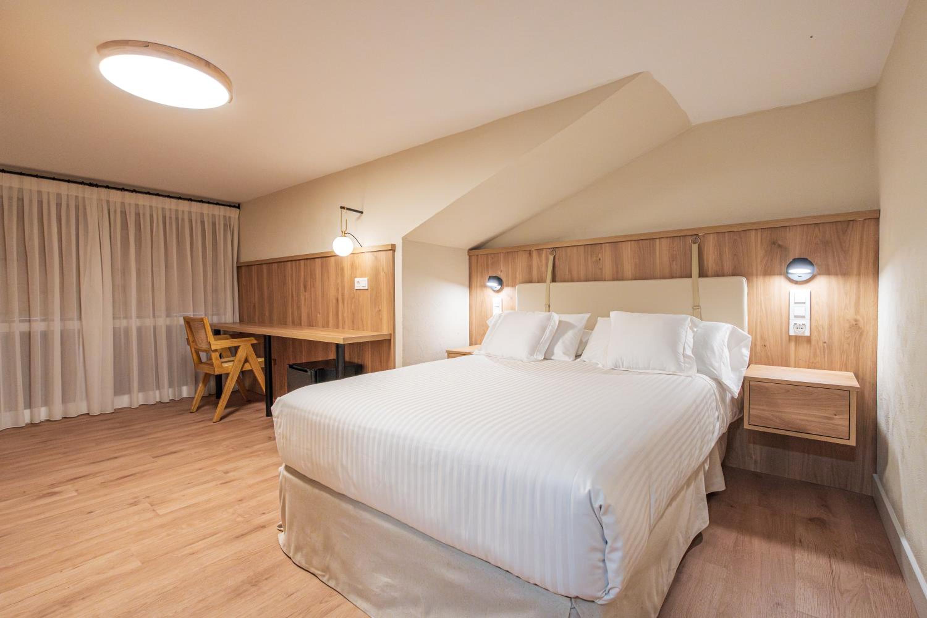 Double or Twin Room with Private Bathroom - Photo 21