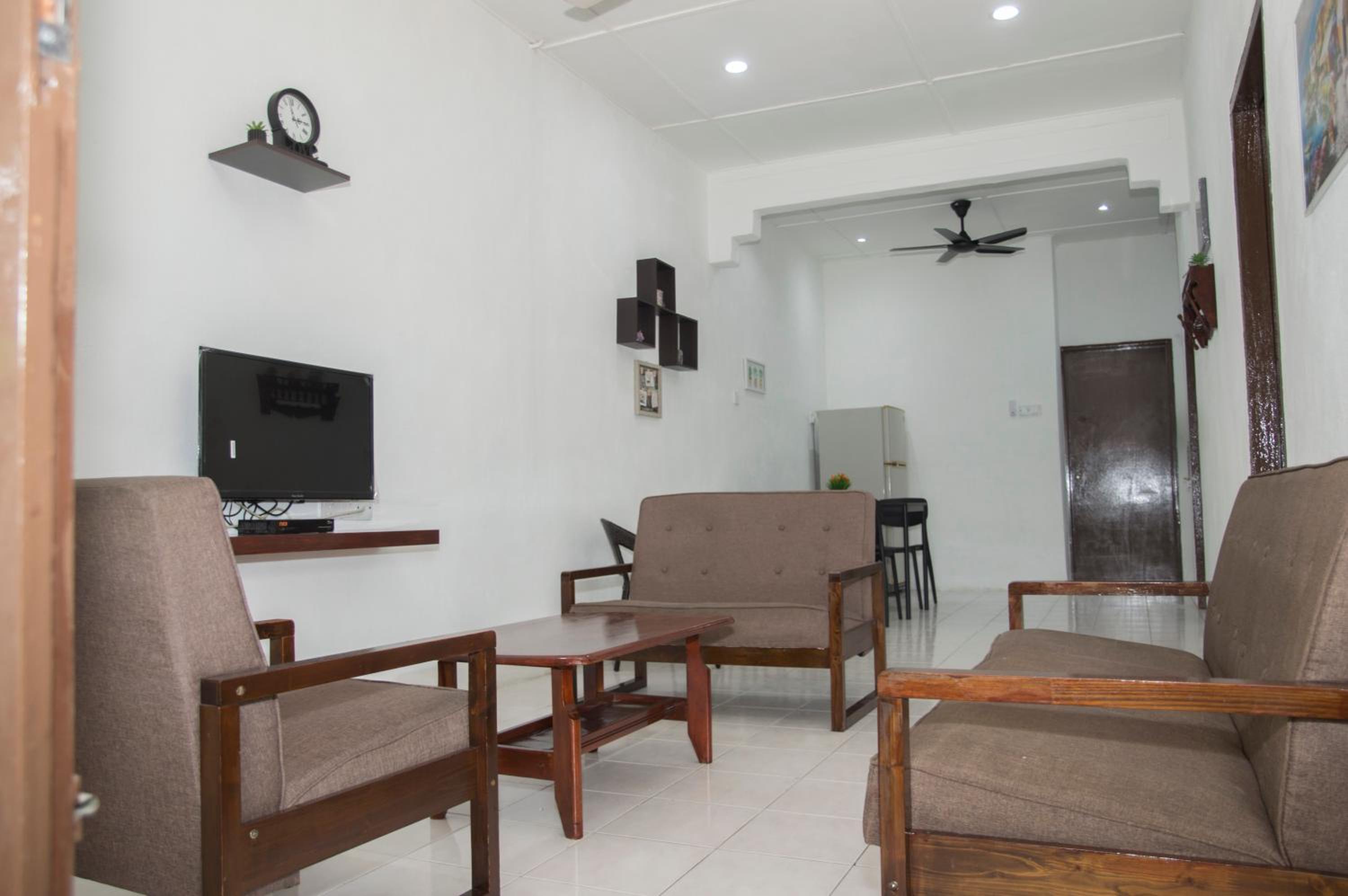 Three-Bedroom House photo 2