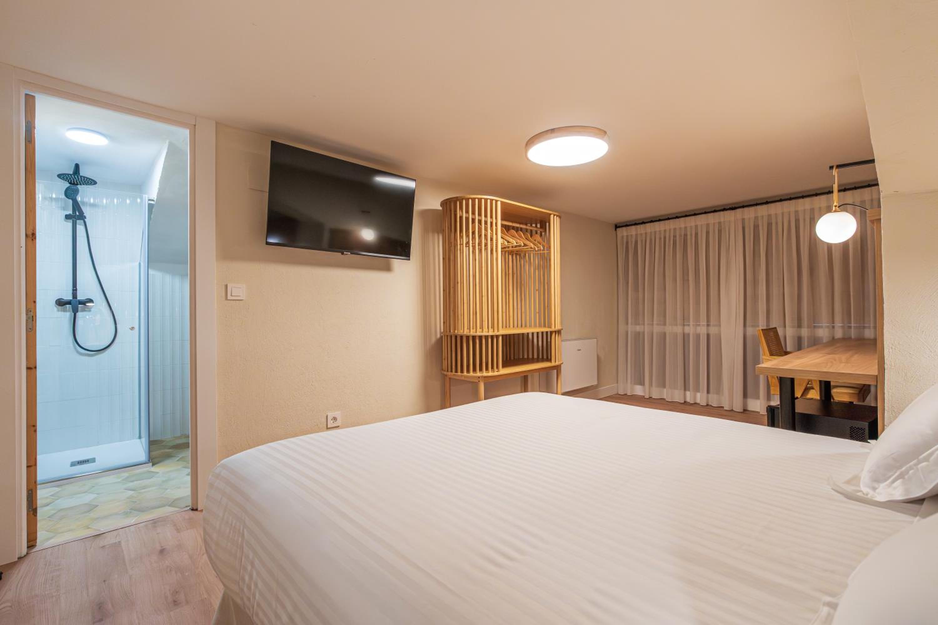Double or Twin Room with Private Bathroom - Photo 11