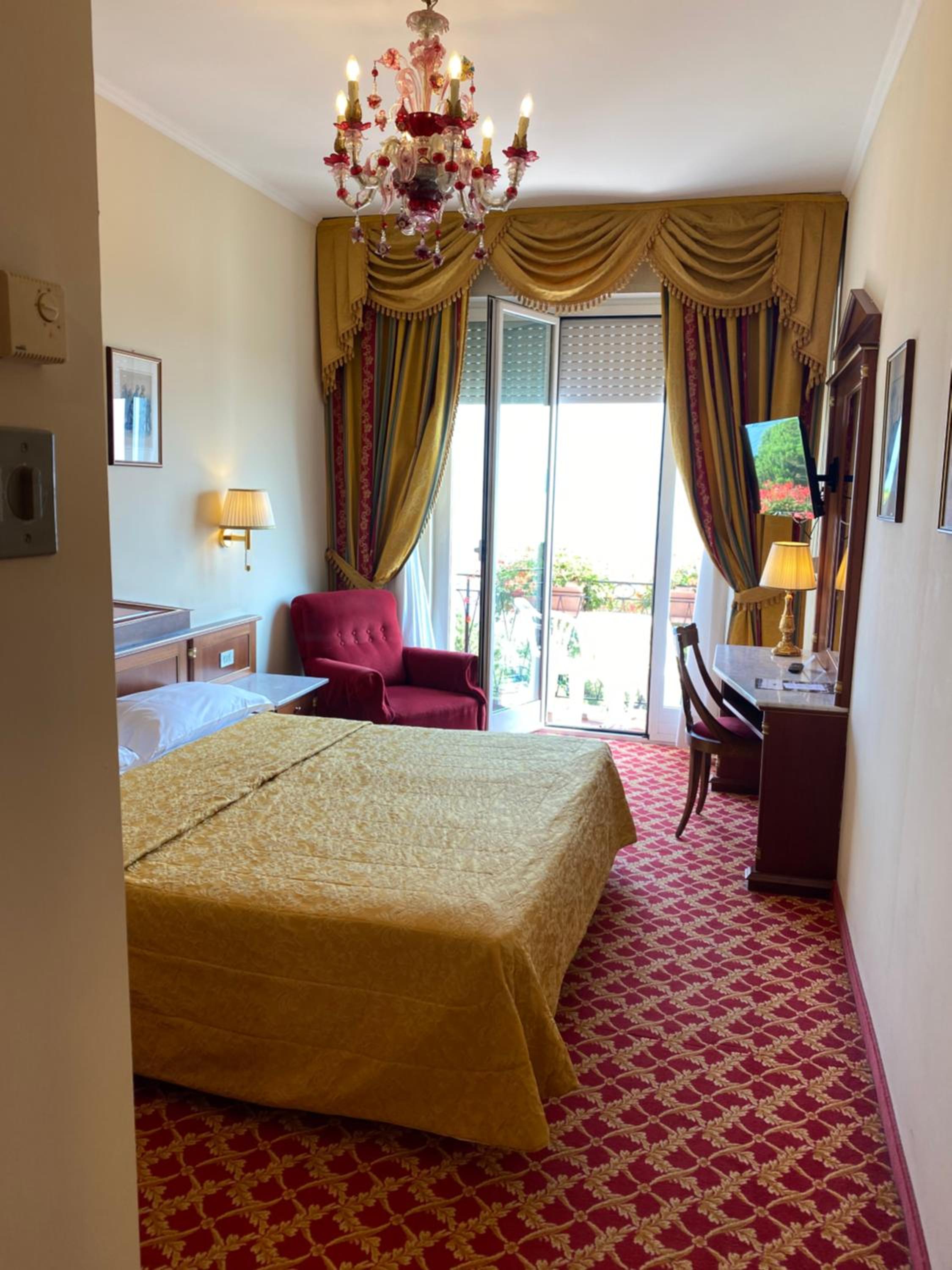 Double or Twin Room with Lake View - Photo 1