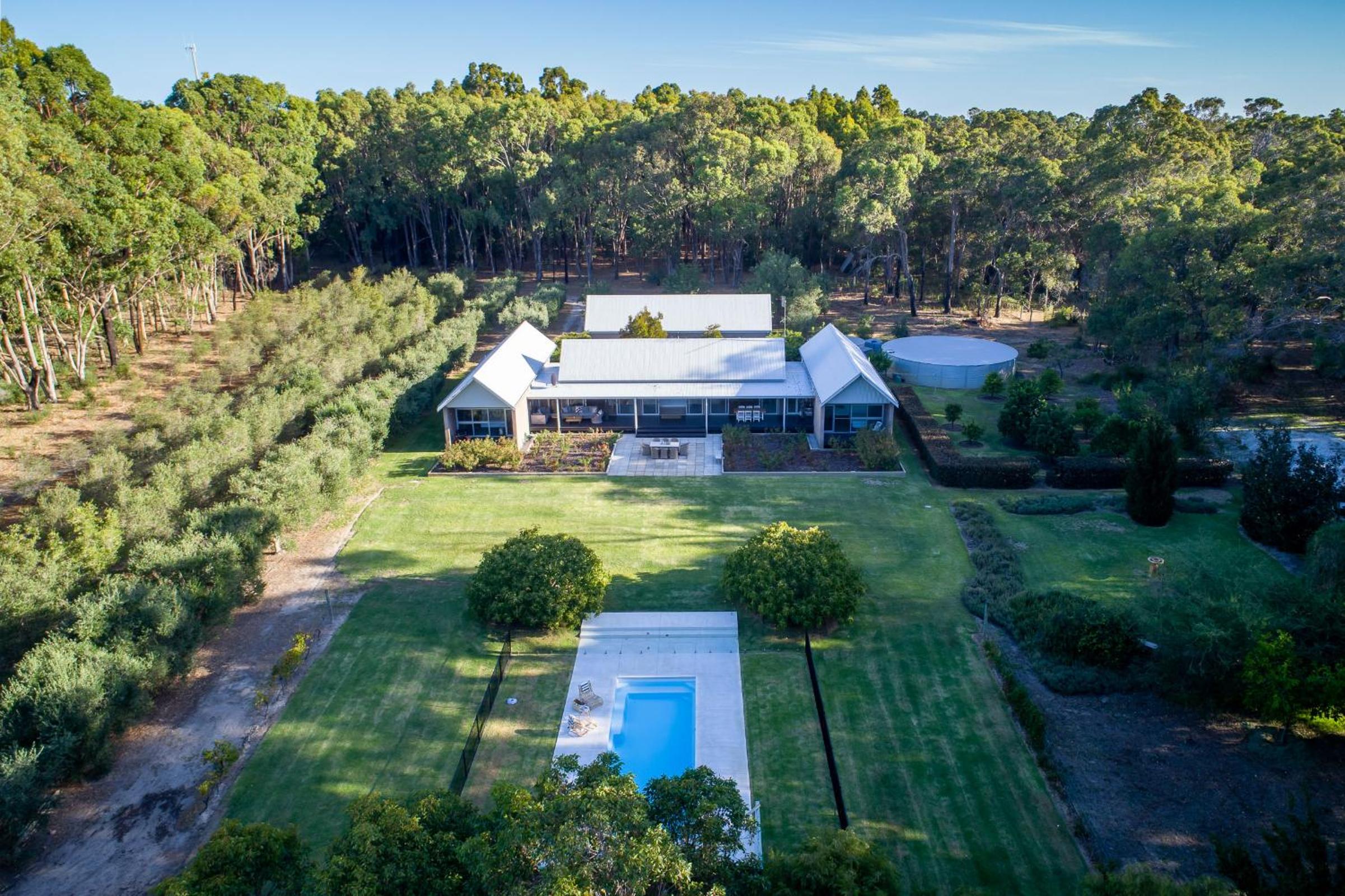 Four-Bedroom House photo 2