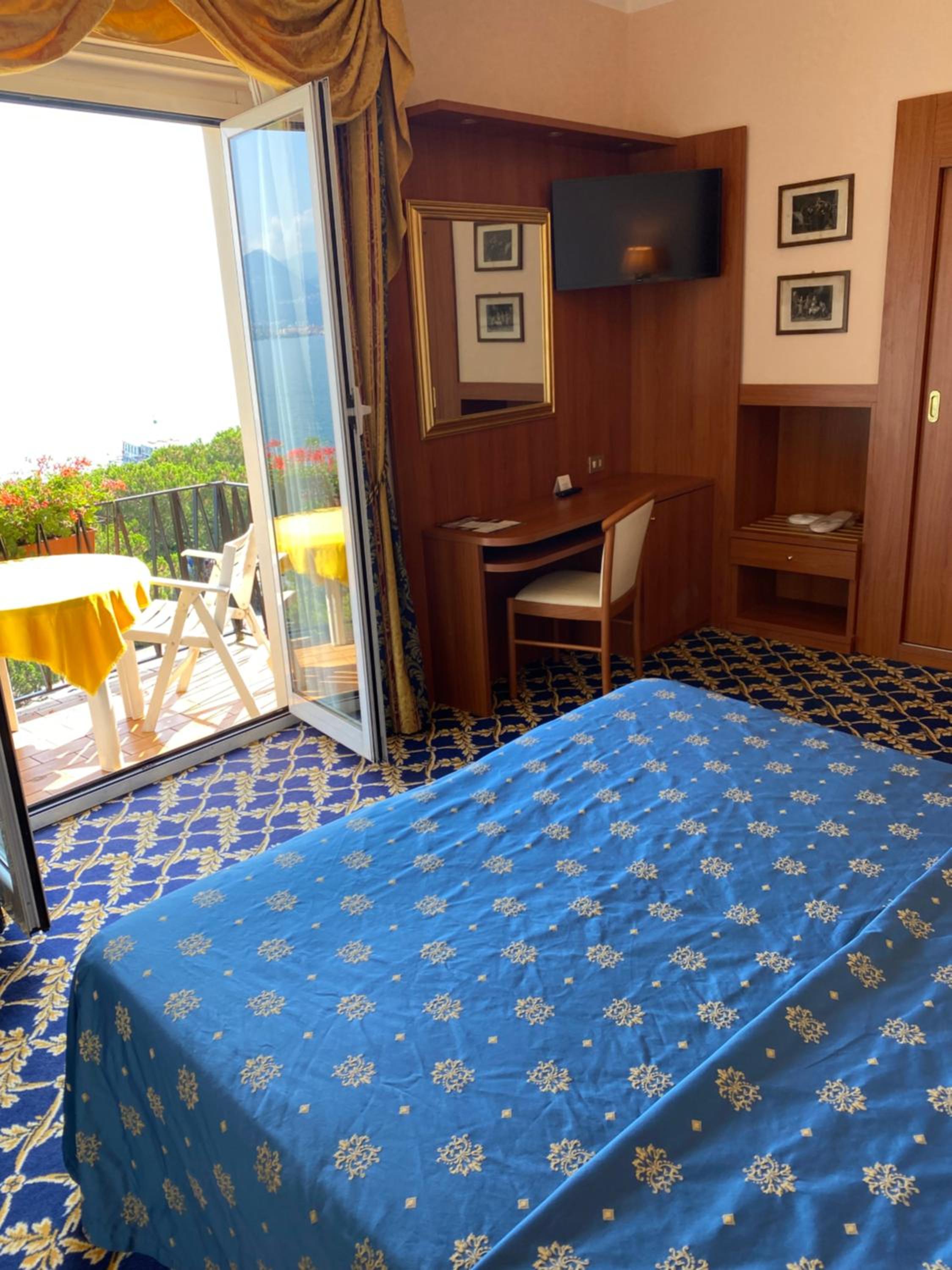 Double or Twin Room with Lake View - Photo 4