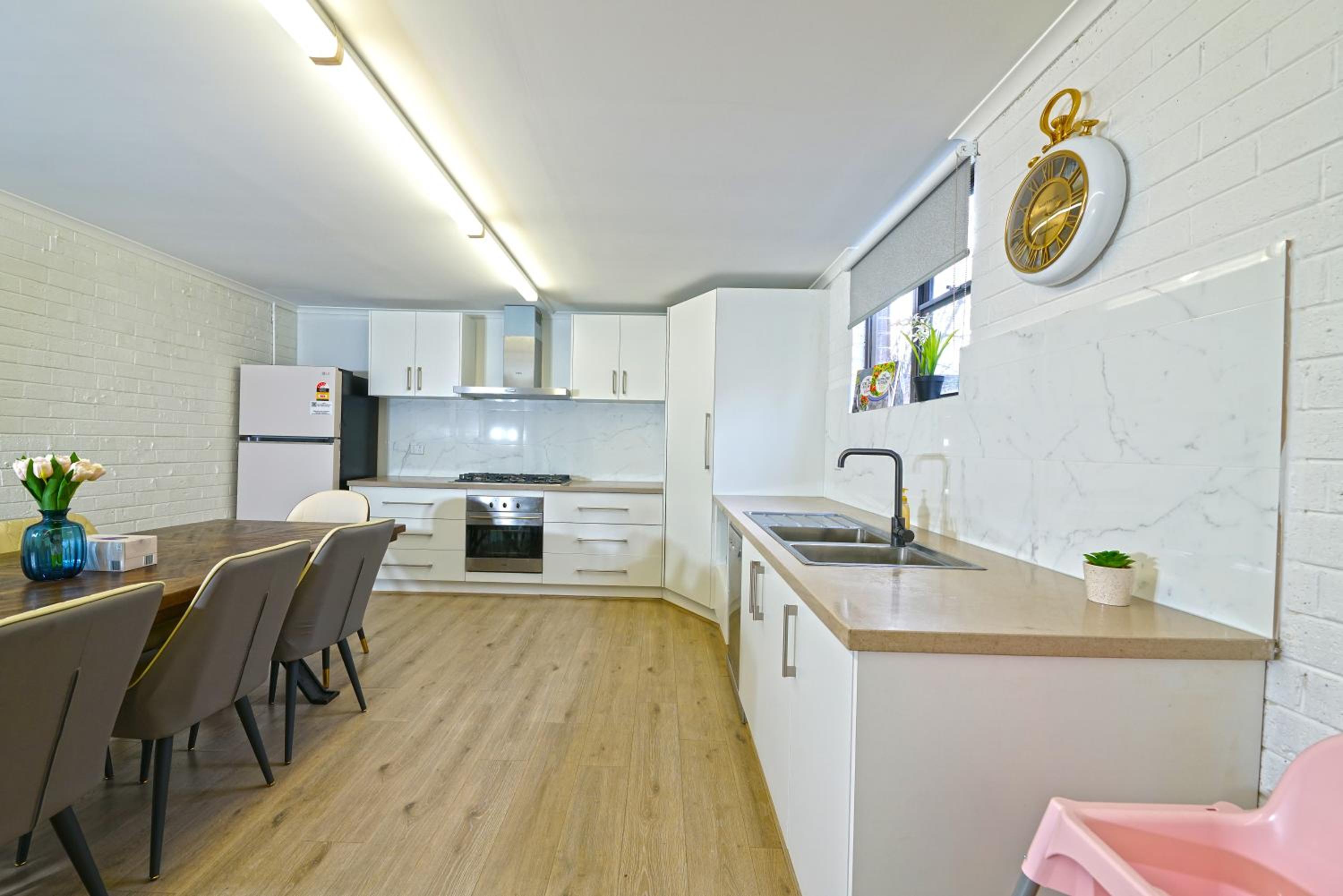 Four-Bedroom House photo 3