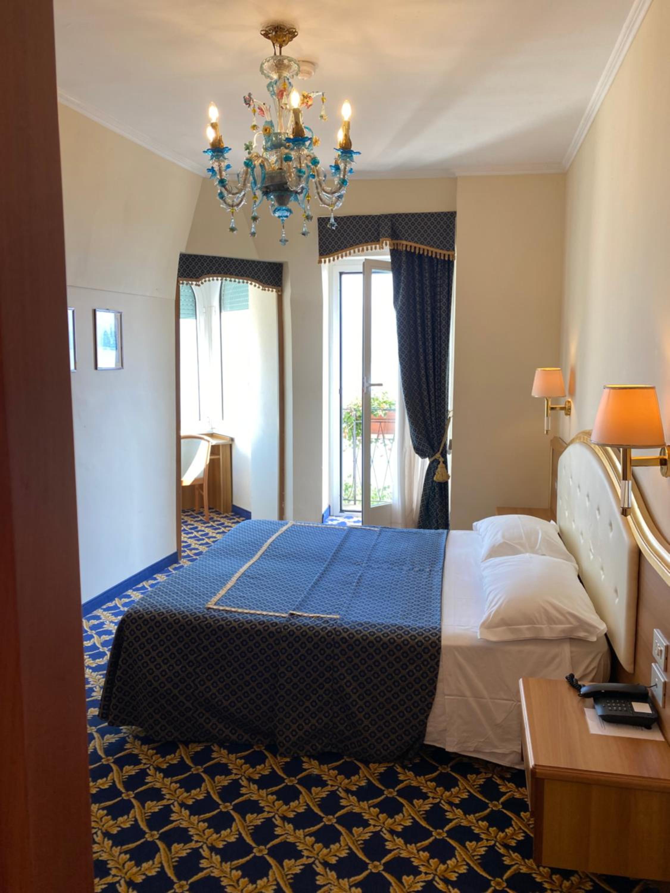 Double or Twin Room with Lake View - Photo 3
