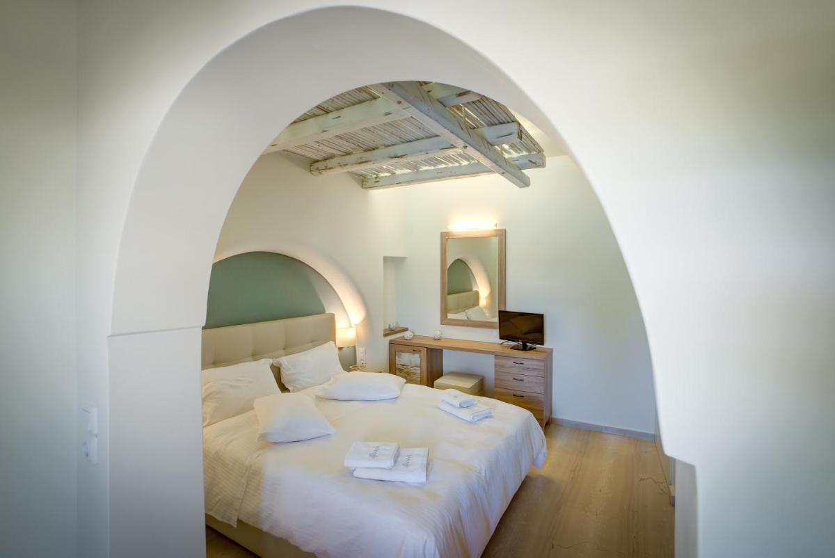 Deluxe Double Room with Balcony and Pool View photo 1