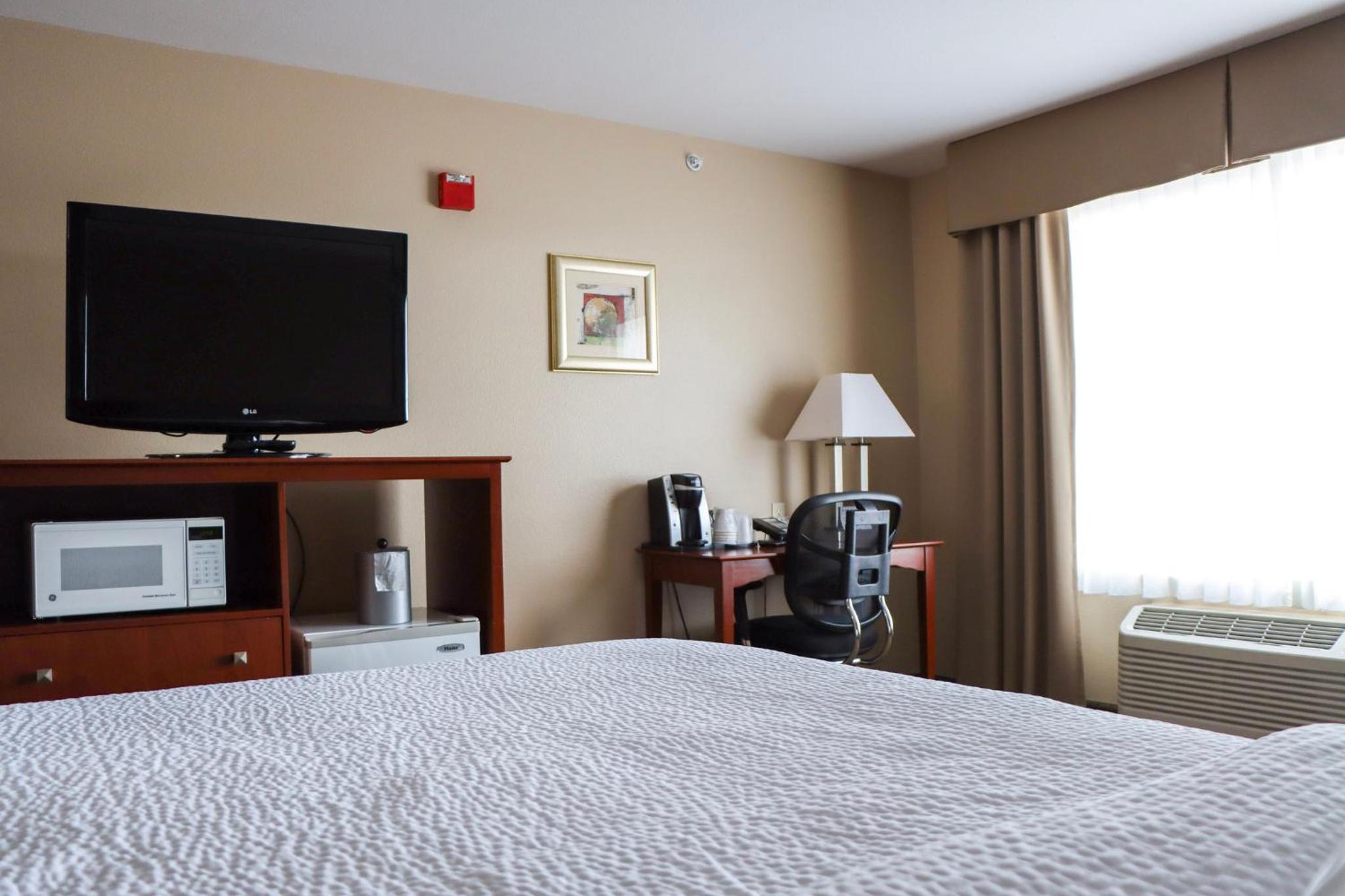 Standard King Room with Mobility Accessible Tub - Photo 1