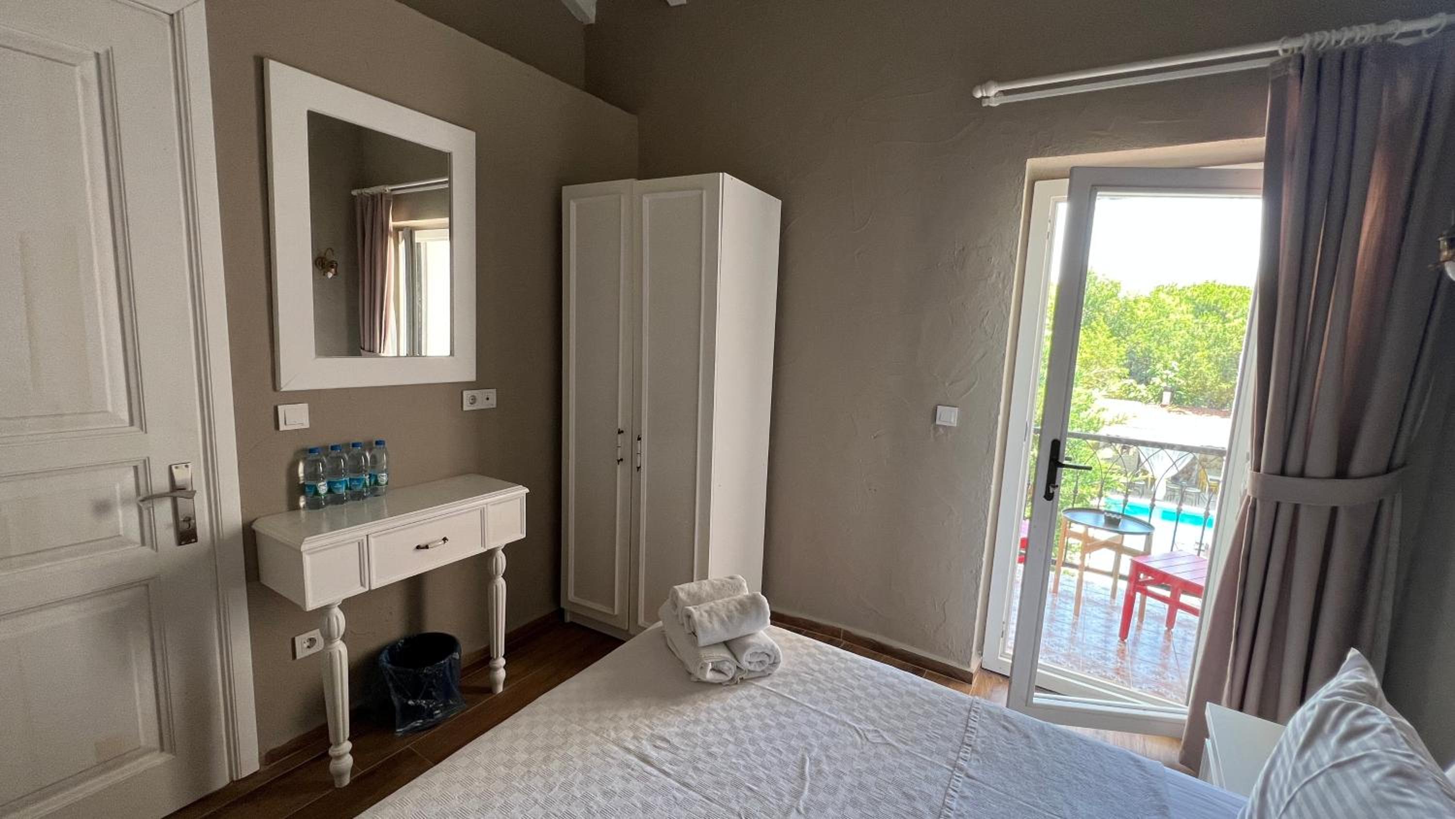 Suite with Balcony - Photo 4