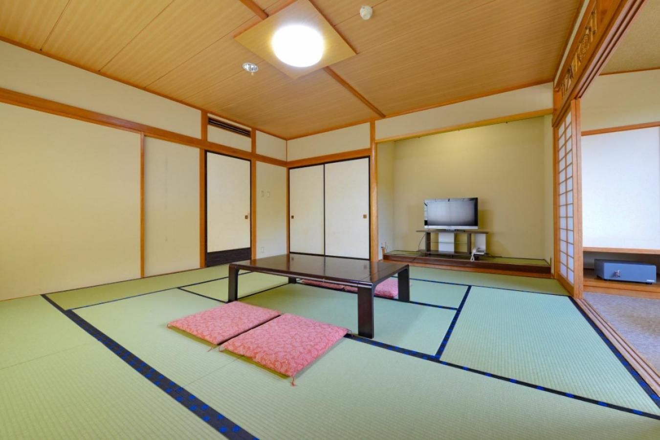 Standard Japanese-Style-Room with 12.5 Tatami mats - Shared Bathroom - Non-Smoking - Photo 3