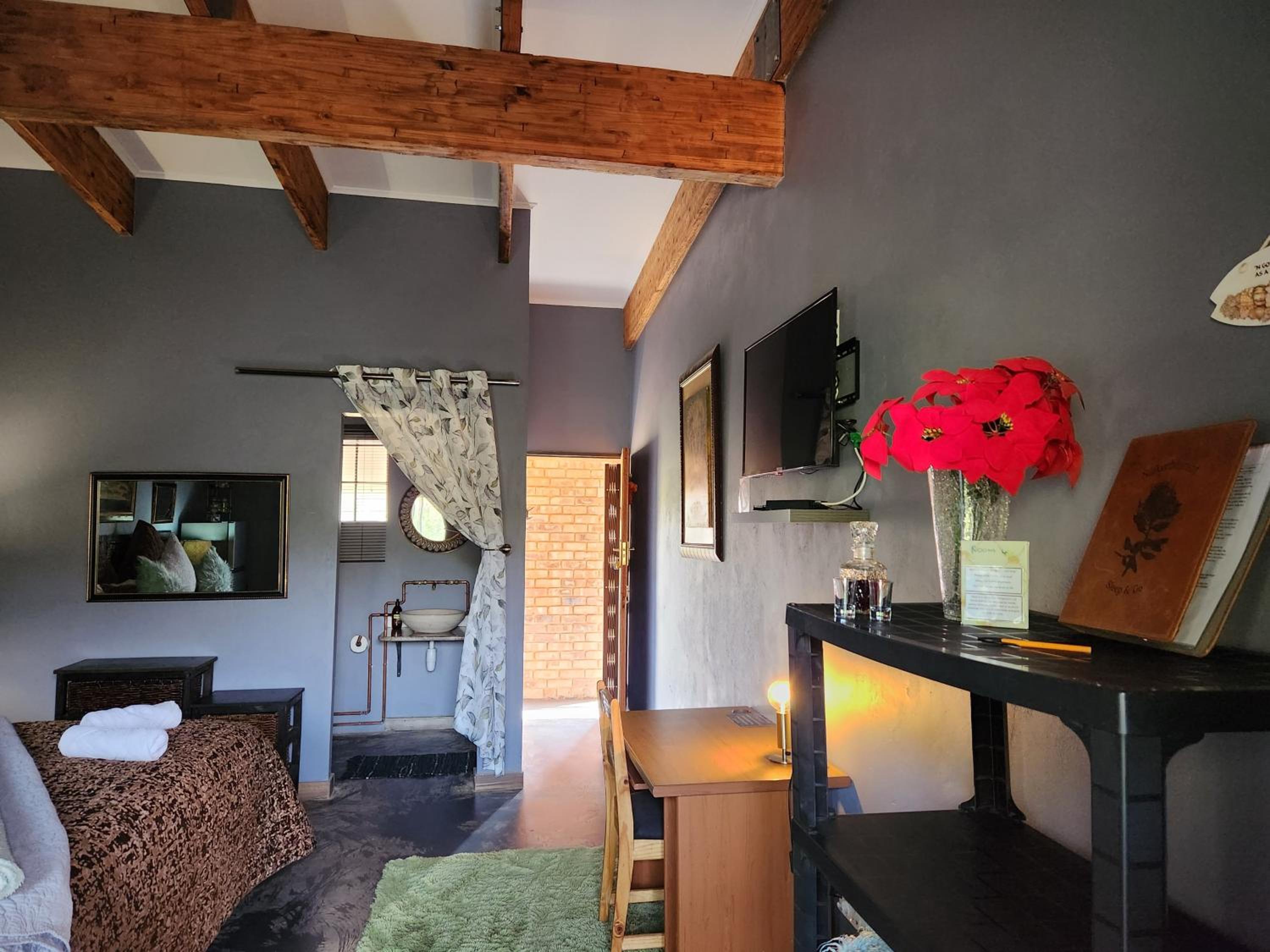 Deluxe King Room - Photo 8