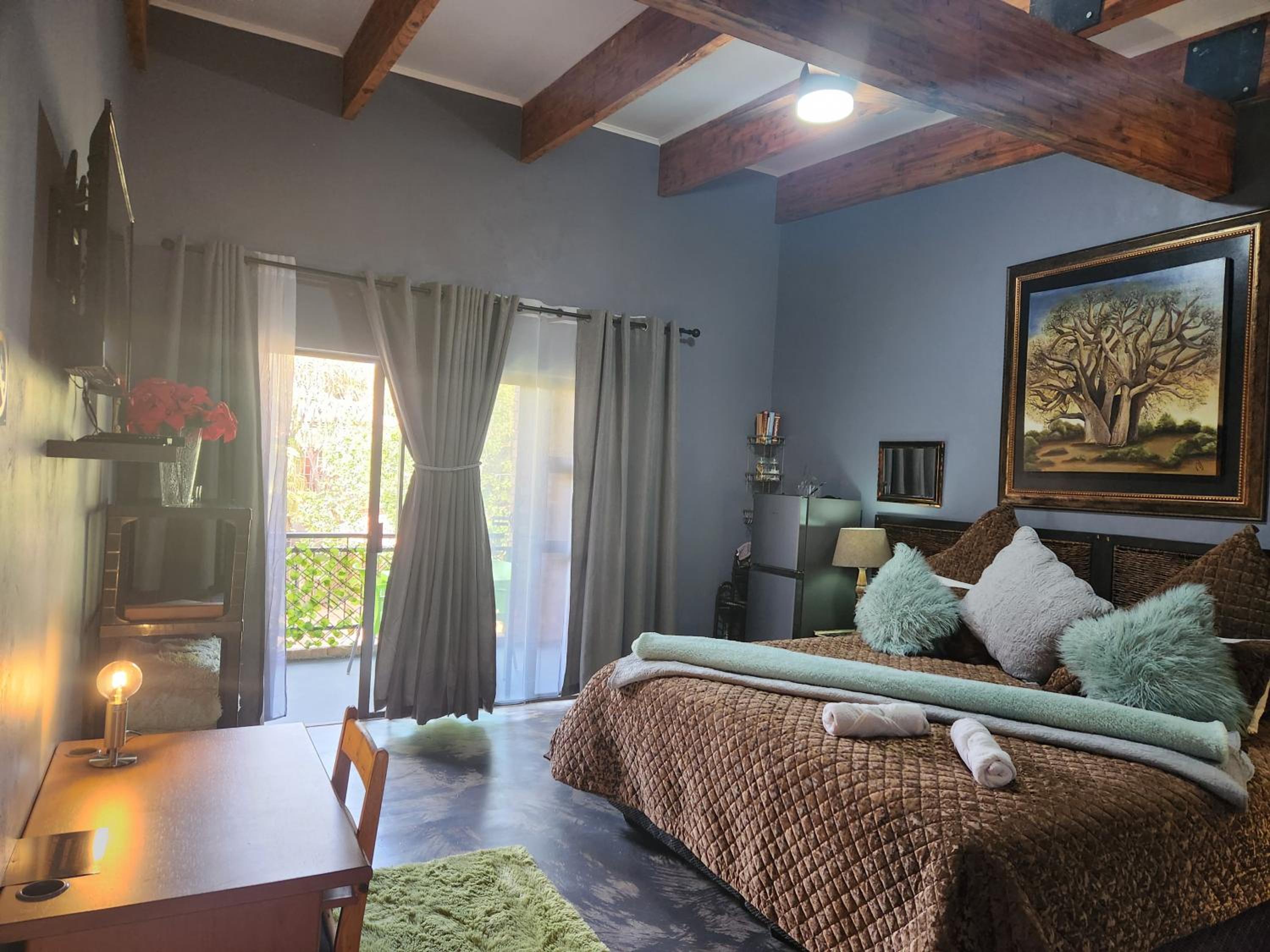 Deluxe King Room - Photo 11