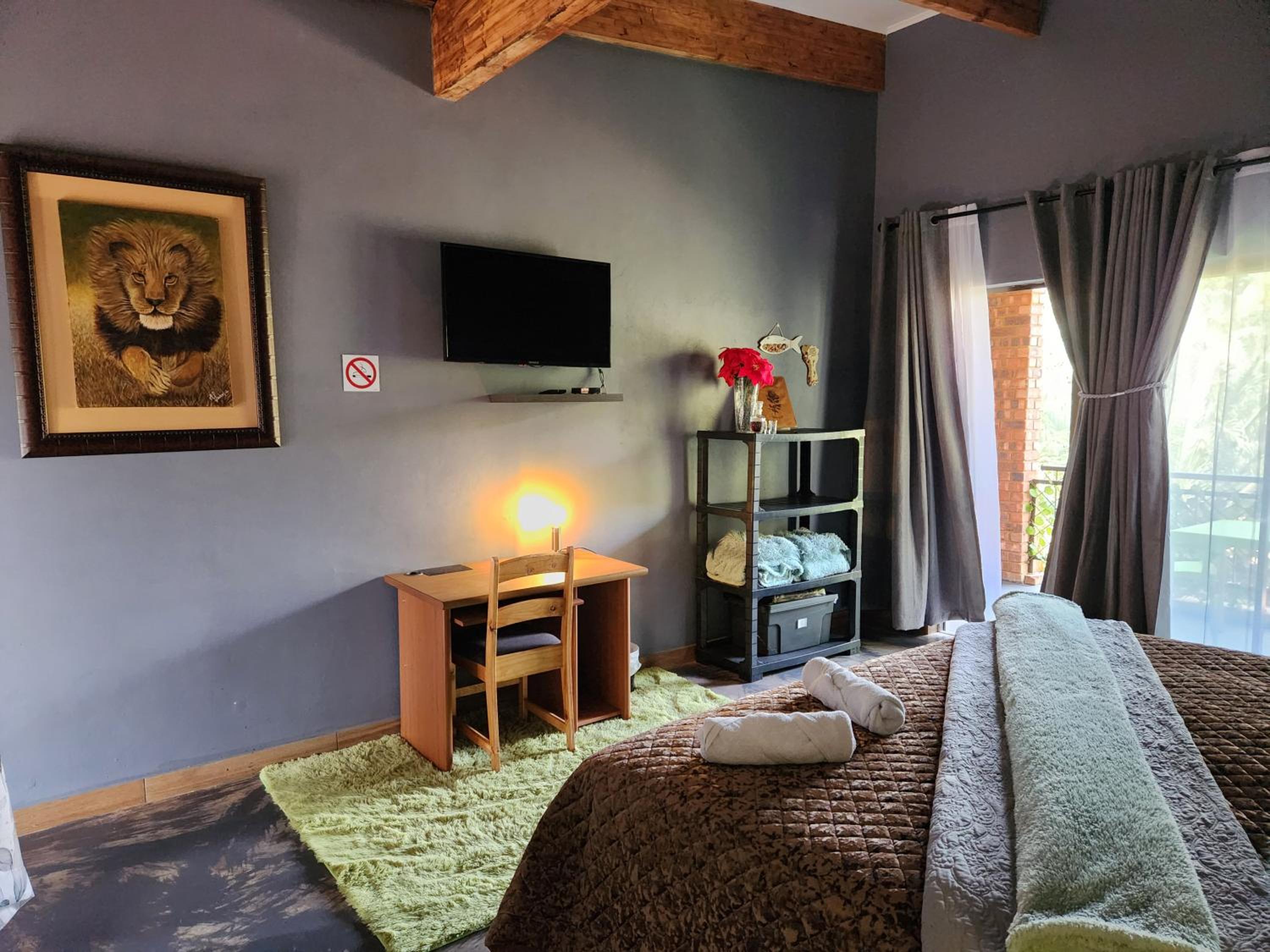 Deluxe King Room - Photo 12