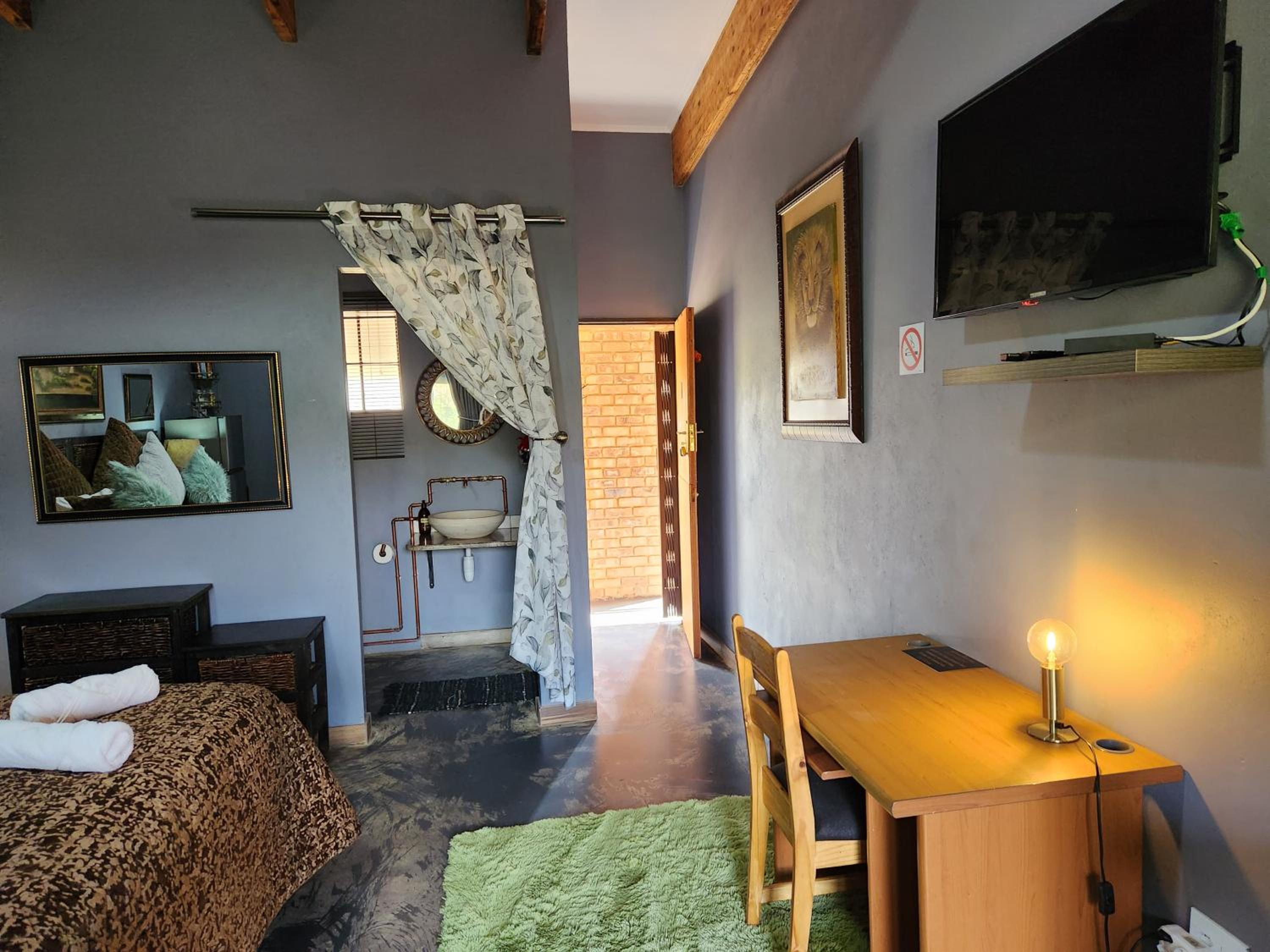 Deluxe King Room - Photo 17
