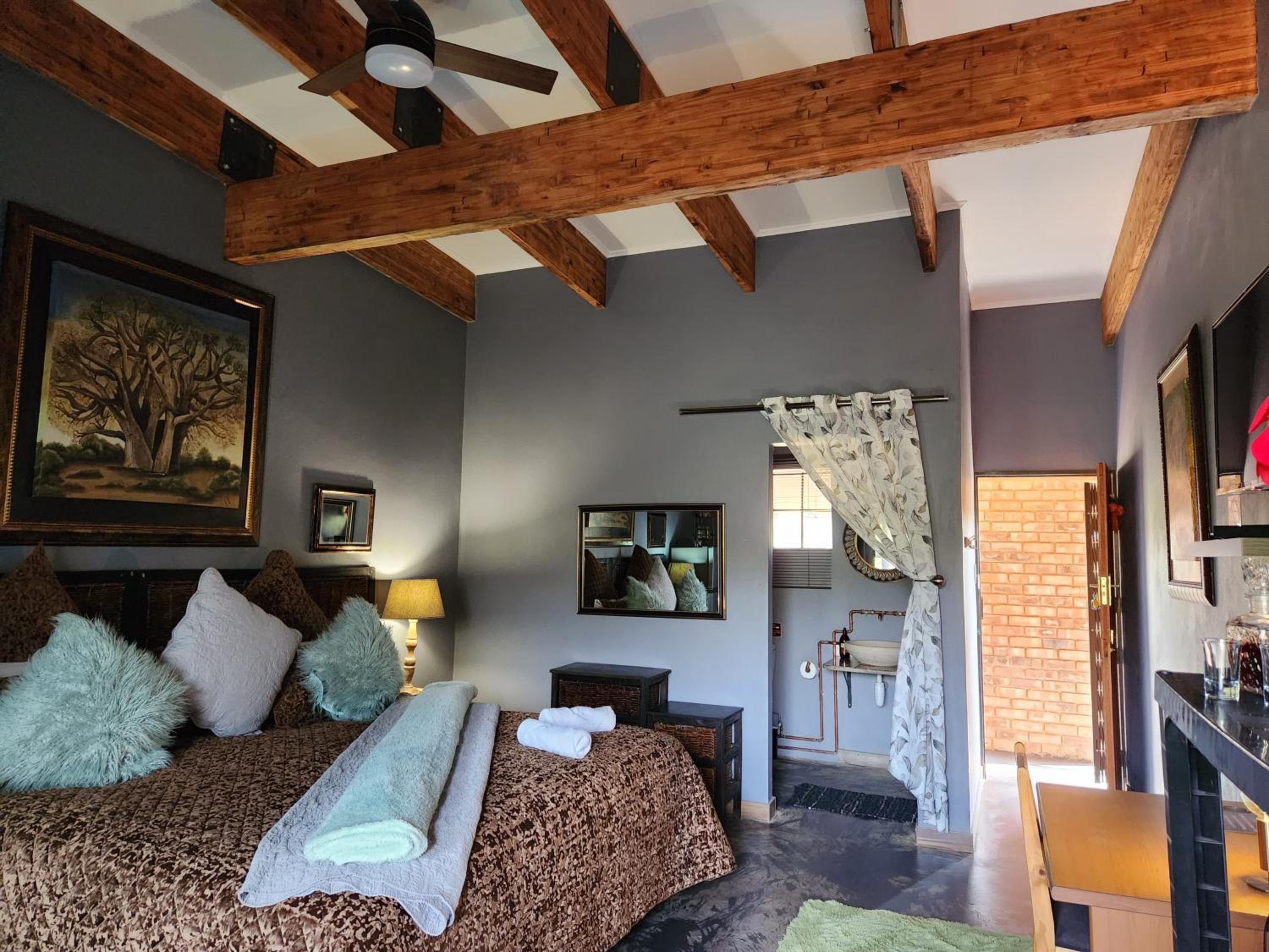 Deluxe King Room - Photo 9
