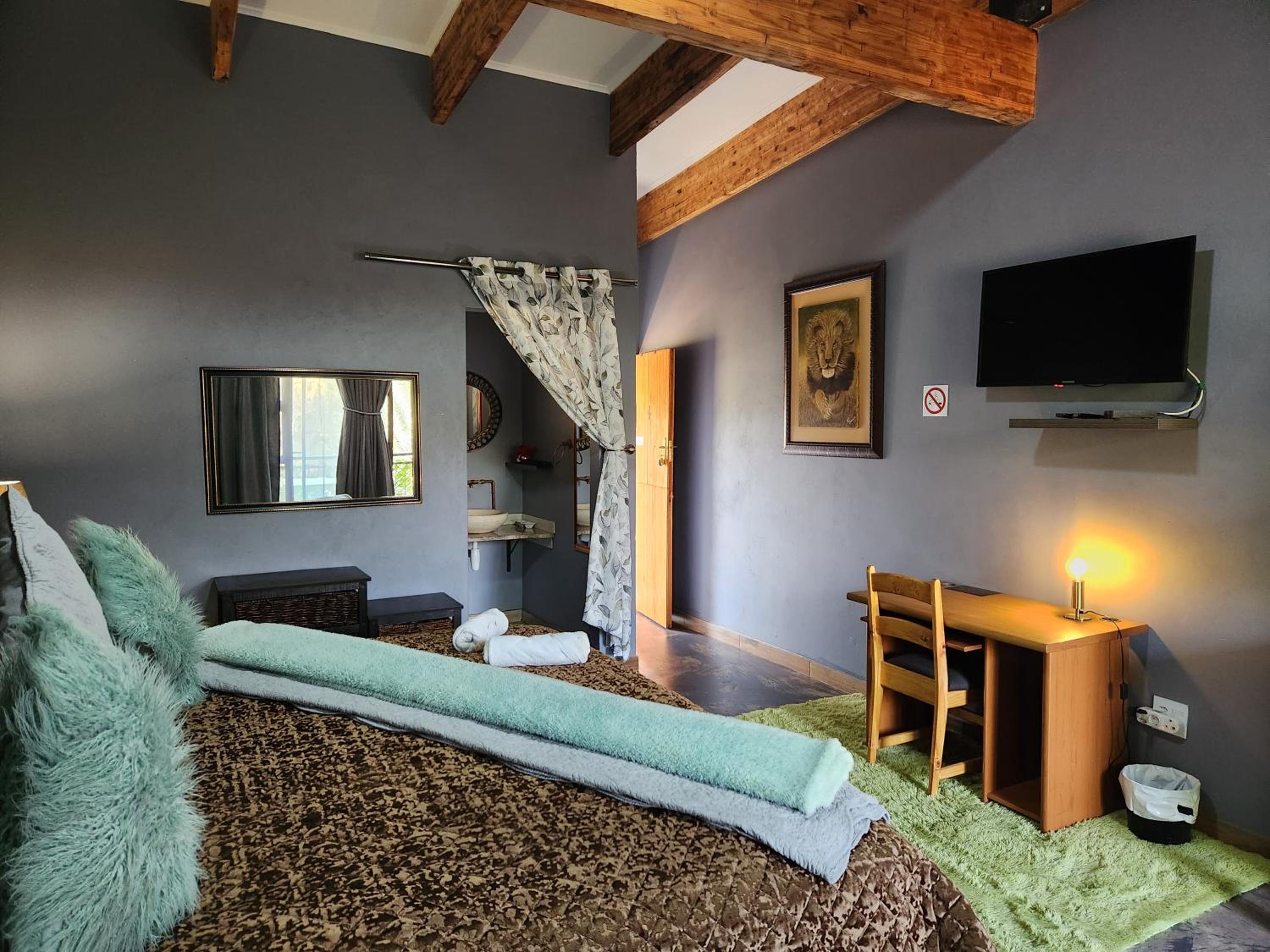 Deluxe King Room - Photo 19