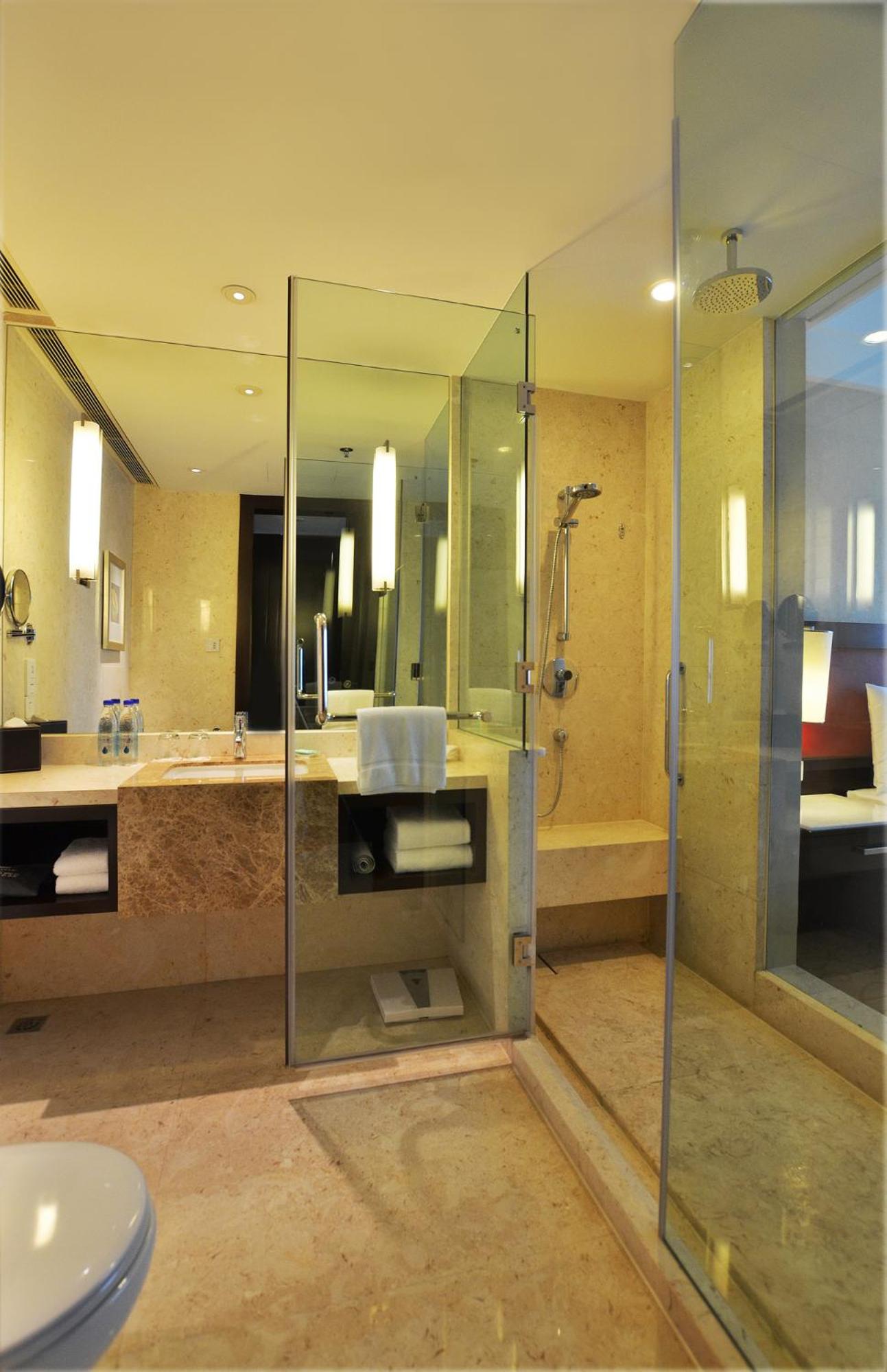 Executive King Room, Executive level, Guest room, 1 King - Photo 3