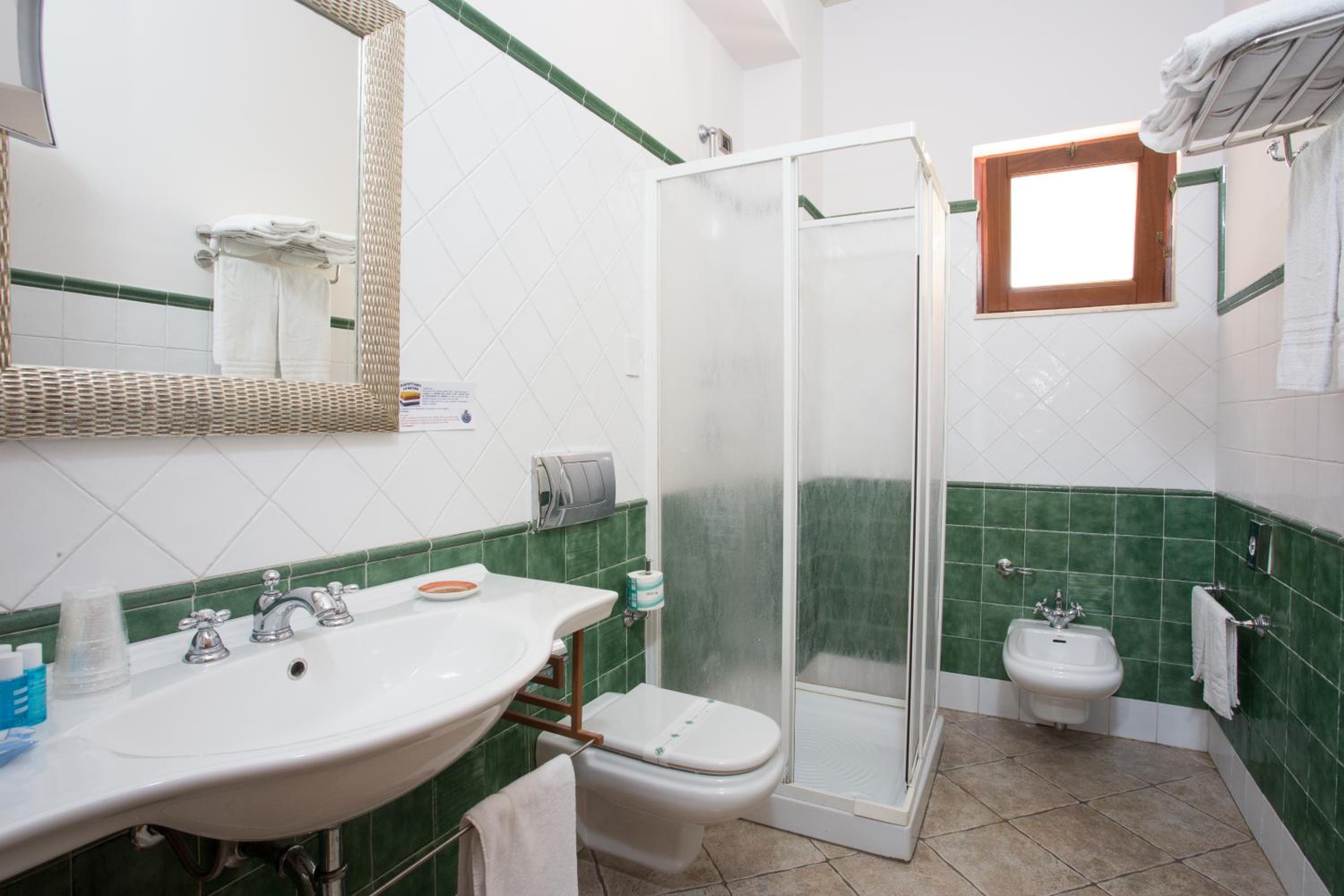 Standard Quadruple Room - Photo 5