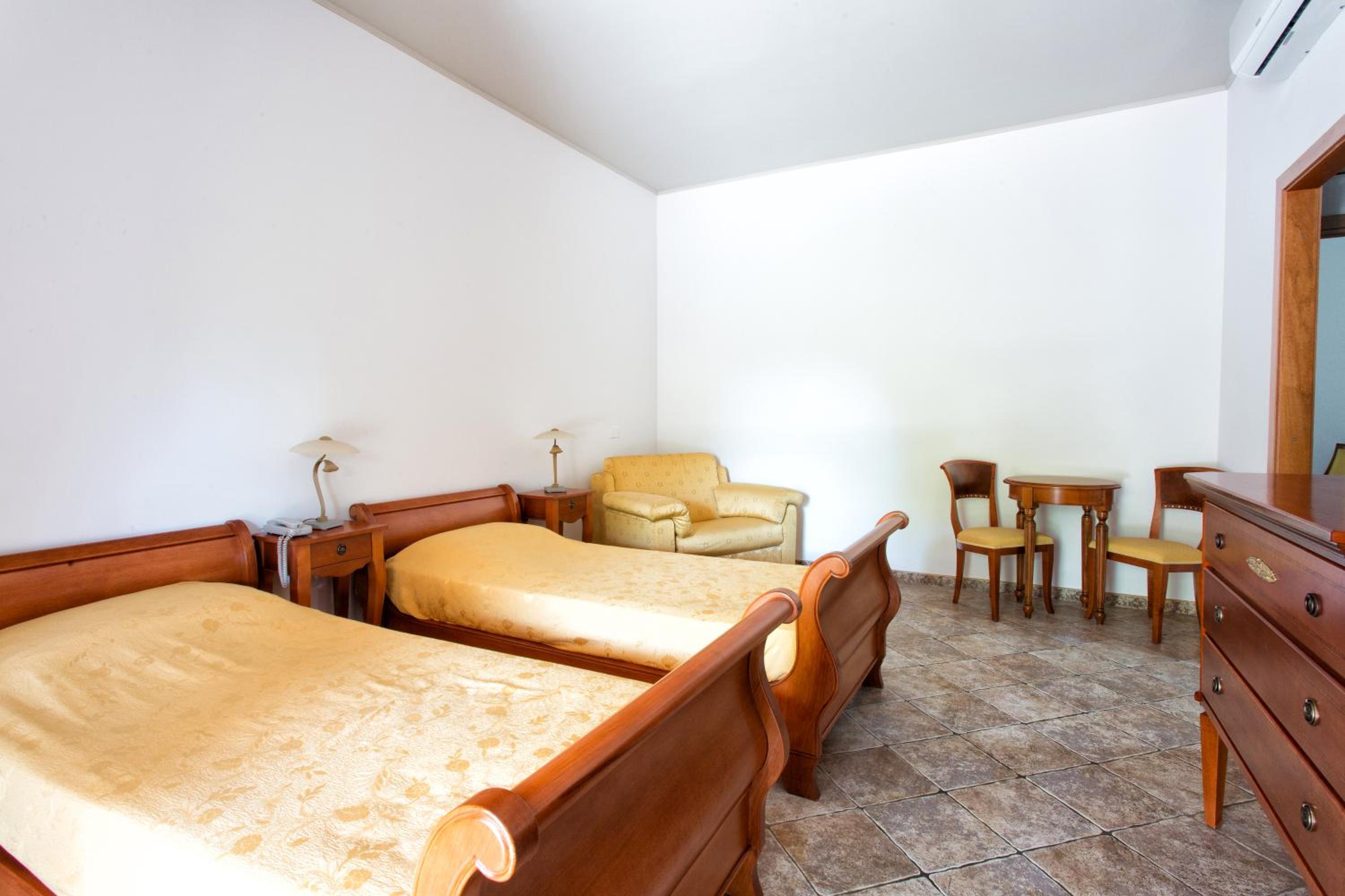 Standard Quadruple Room - Photo 8