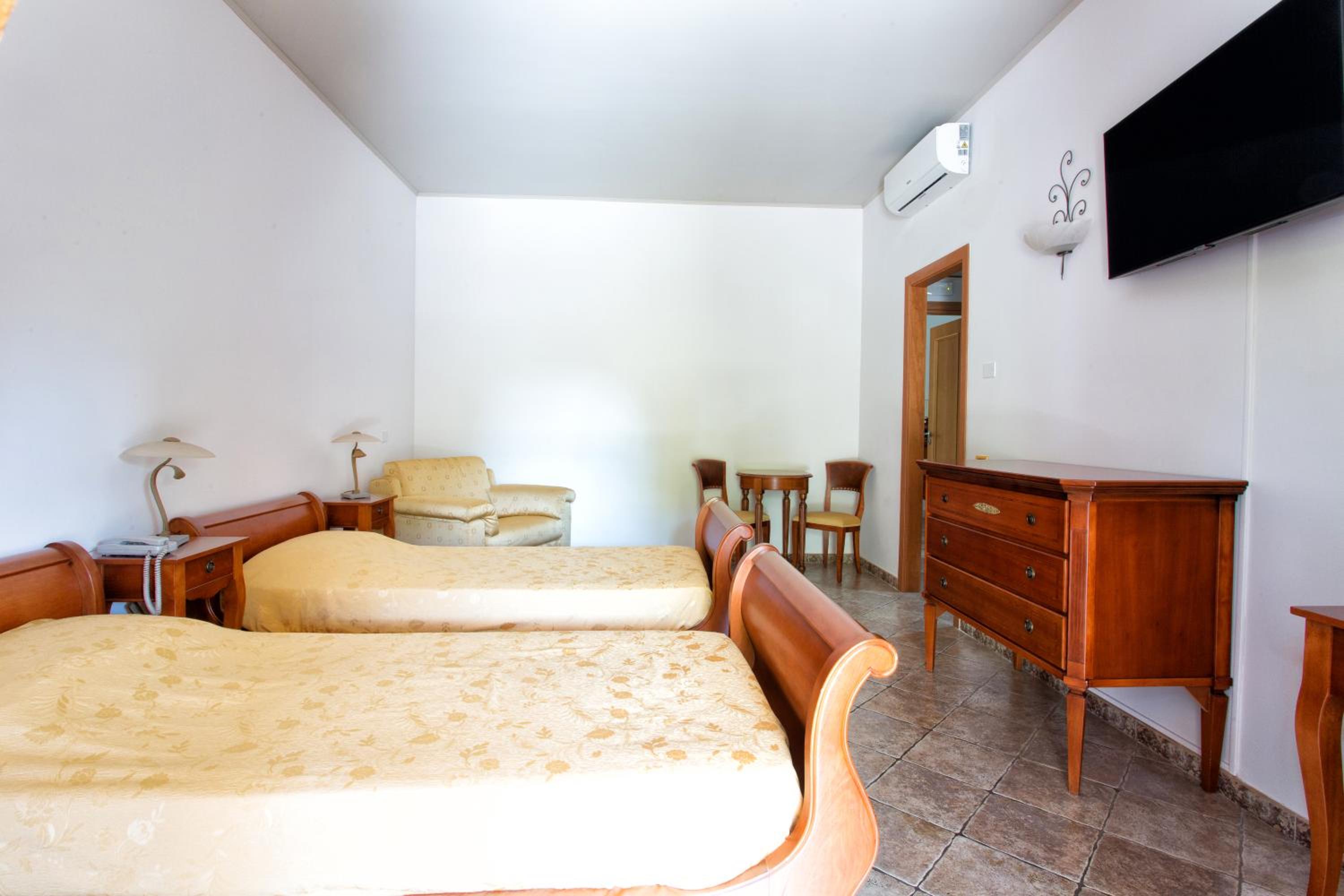 Standard Quadruple Room - Photo 3