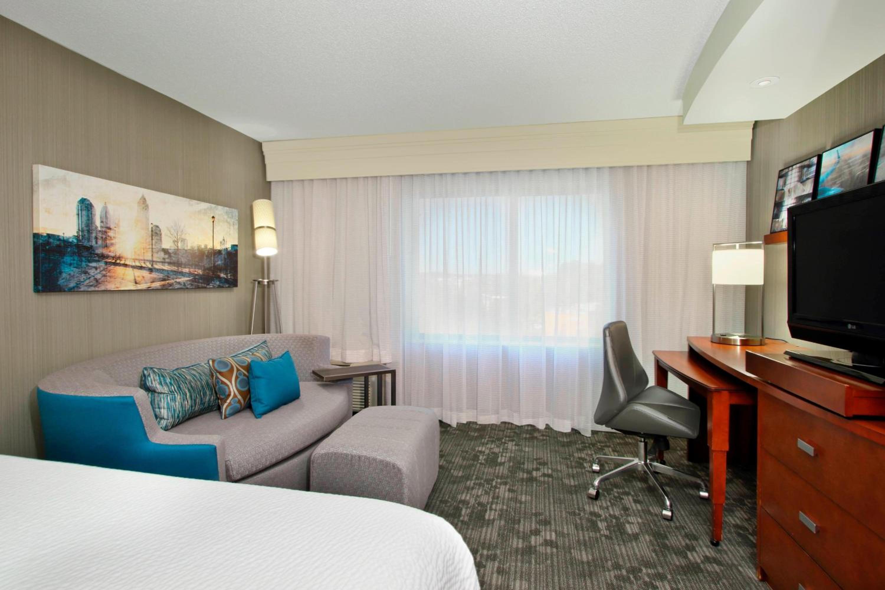 King Room with Sofa Bed - Photo 2