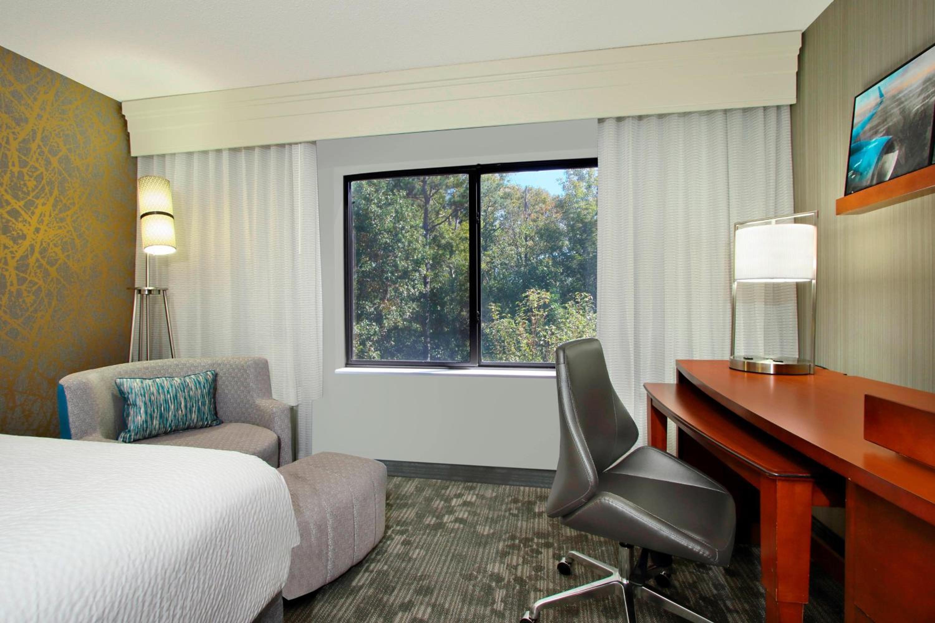 King Room with Sofa Bed - Photo 6