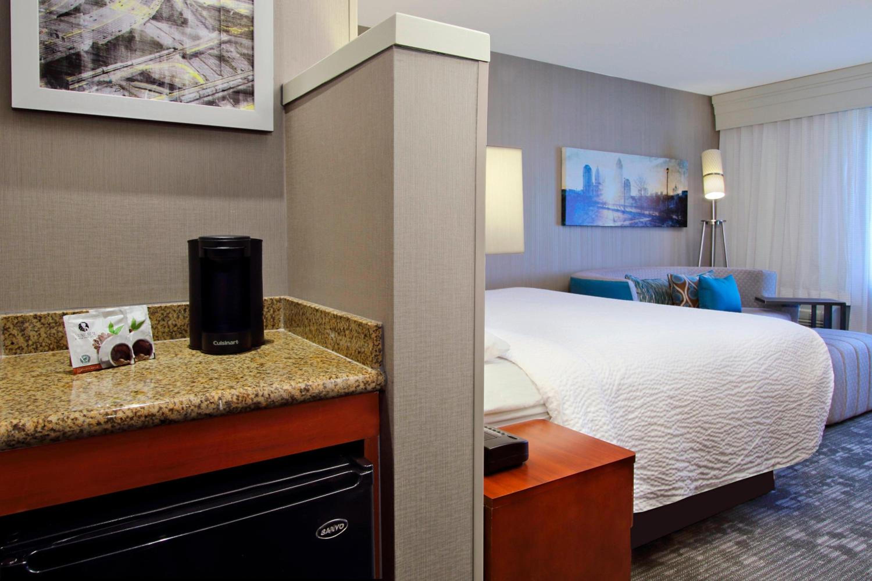 King Room with Sofa Bed - Photo 4