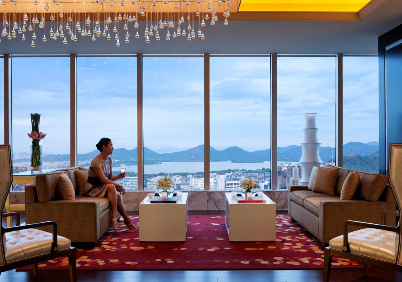 Executive King Room, Executive level, Guest room, 1 King - Photo 3