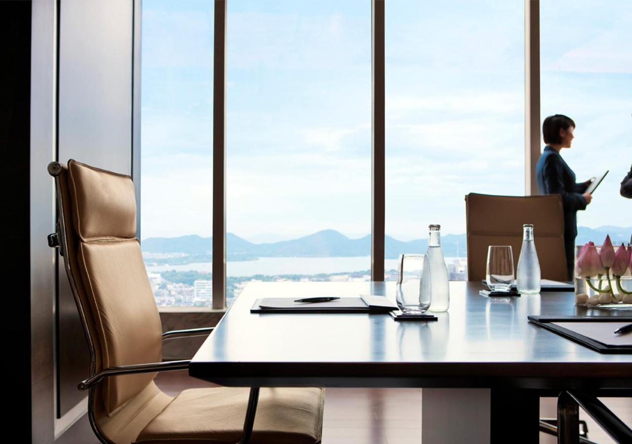 Executive King Room, Executive level, Guest room, 1 King - Photo 2
