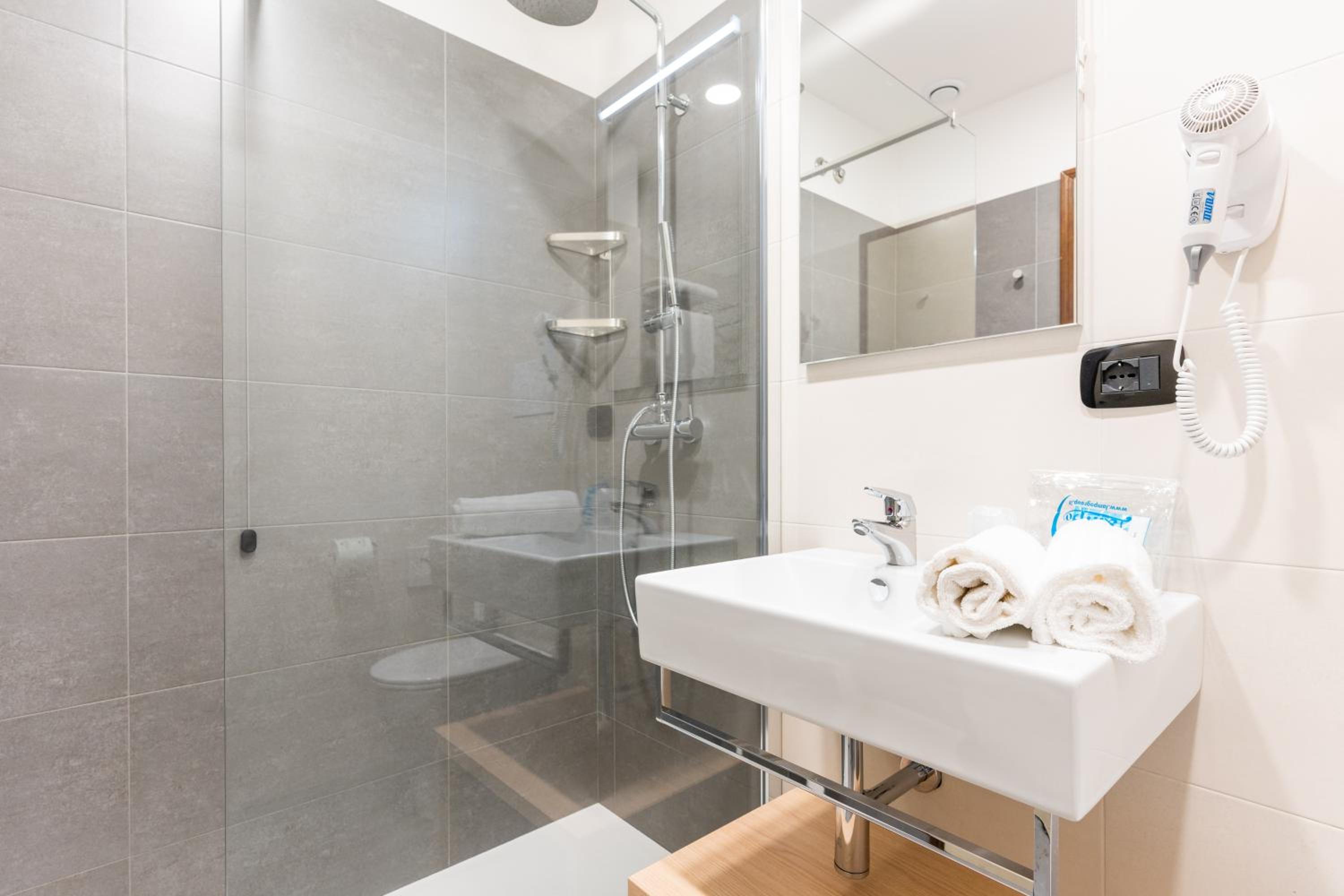 Double Room - Photo 6