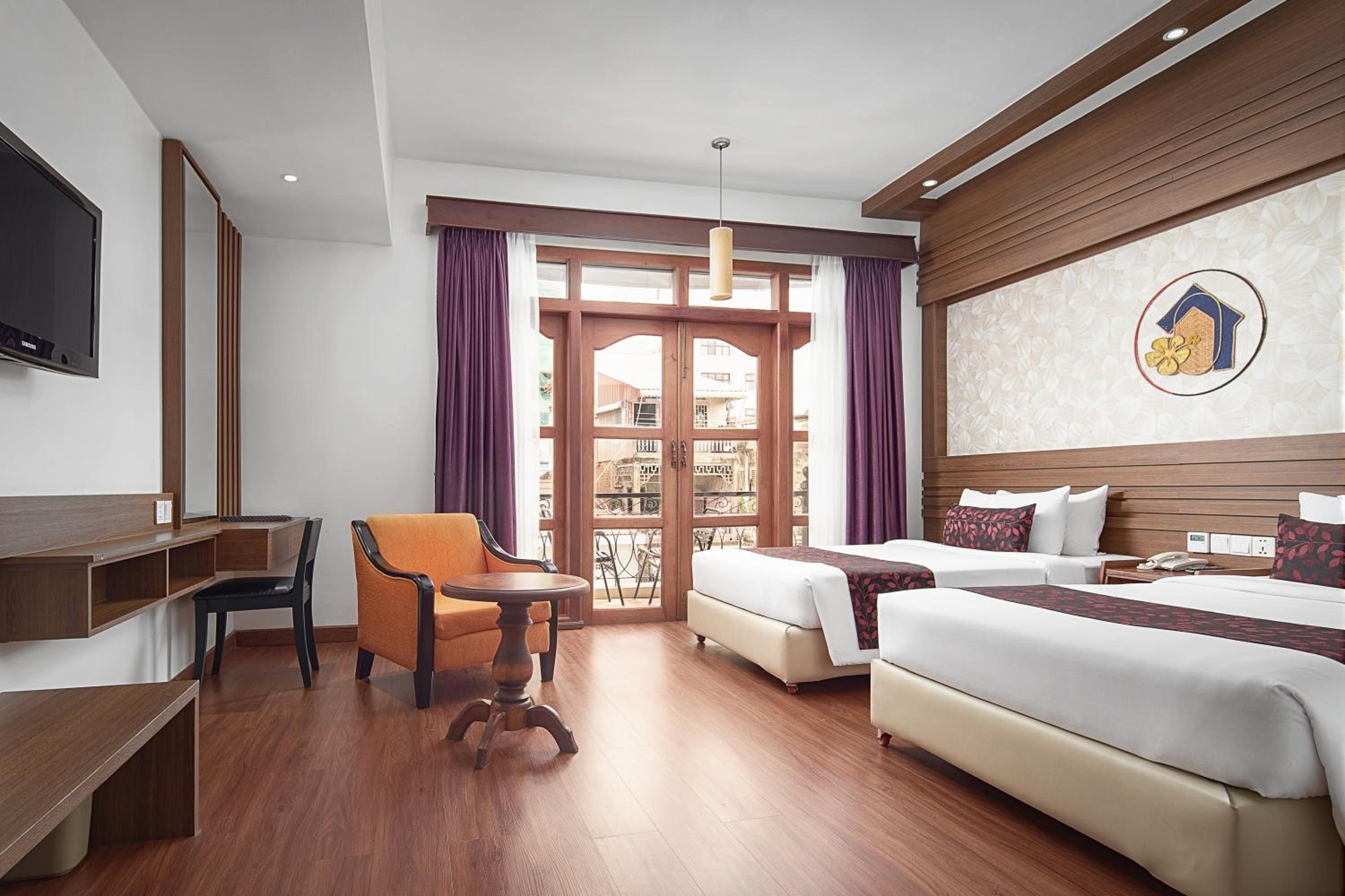 Deluxe Twin with Balcony - Photo 3
