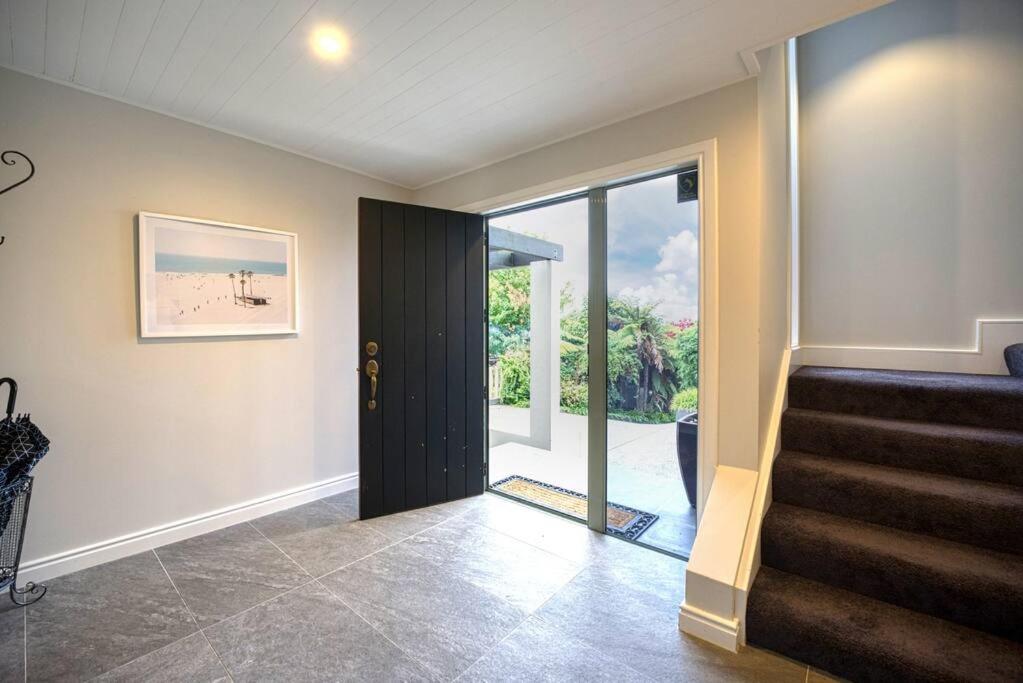 Six-Bedroom House photo 2