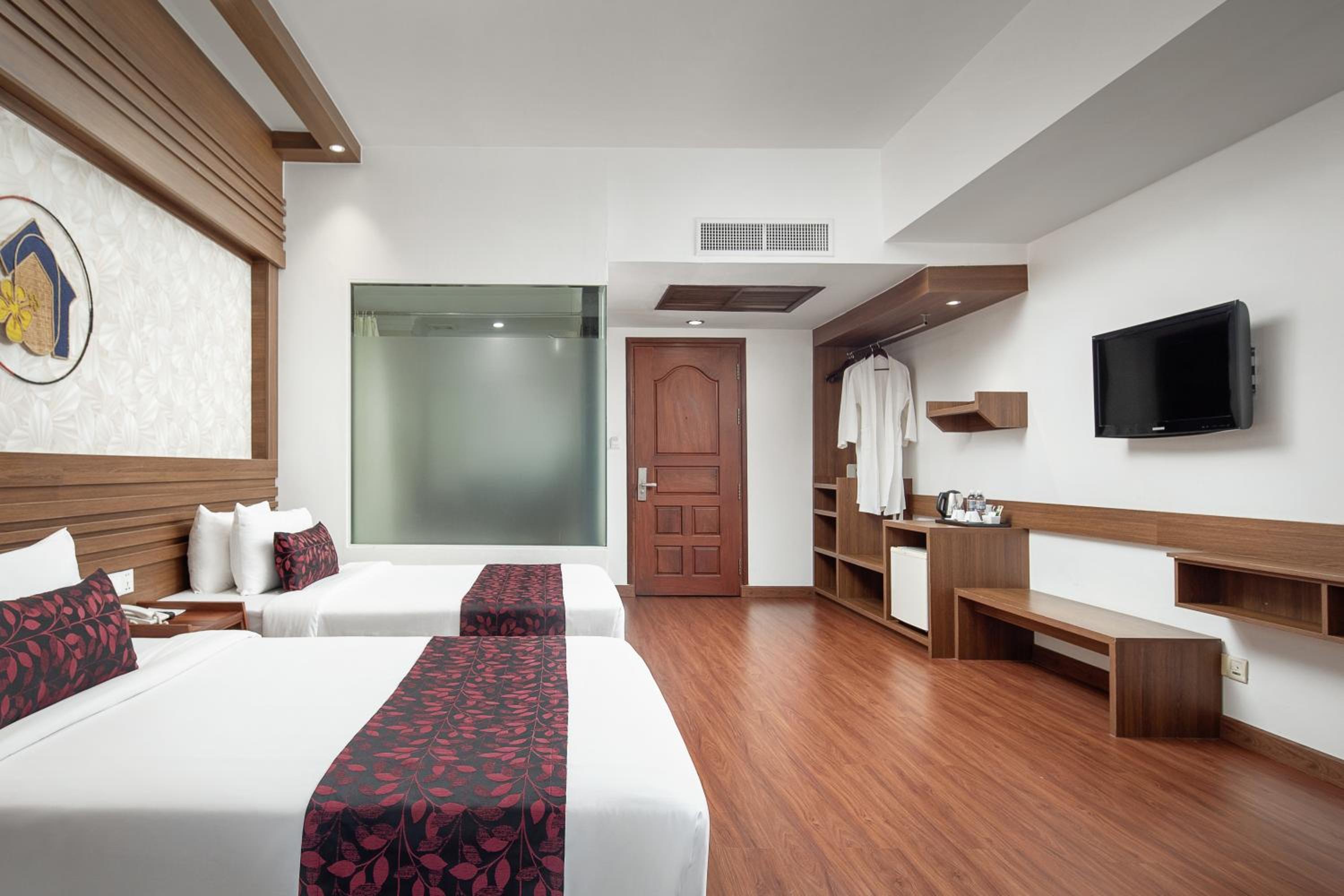 Deluxe Twin with Balcony - Photo 7