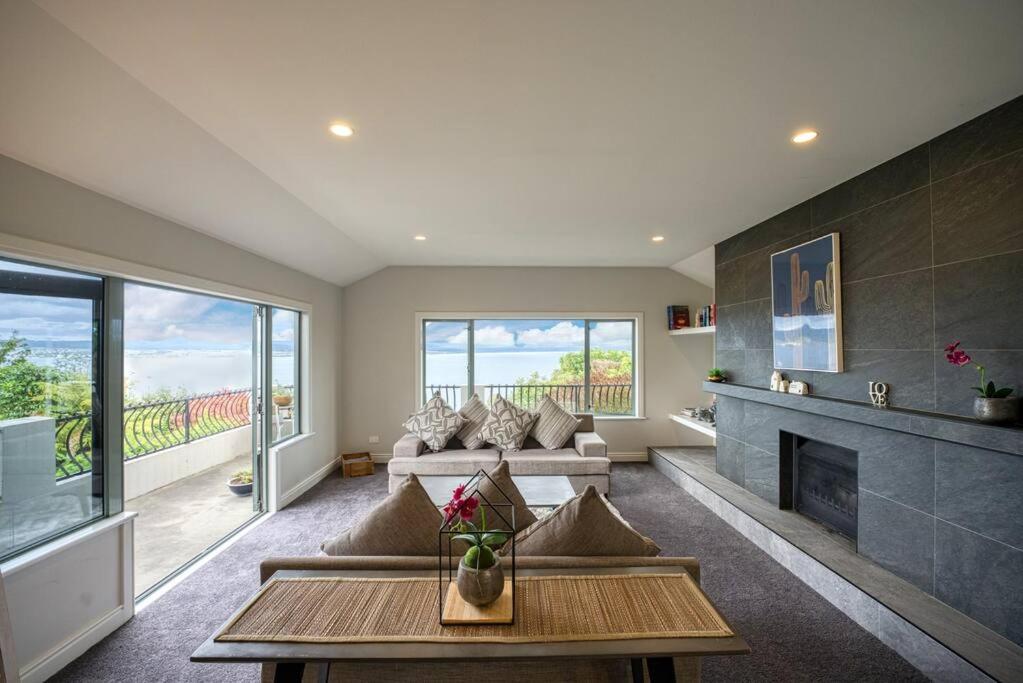 Six-Bedroom House photo 1