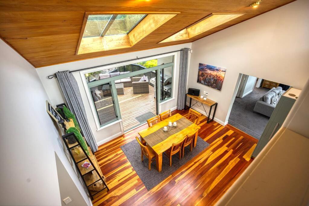 Six-Bedroom House photo 3