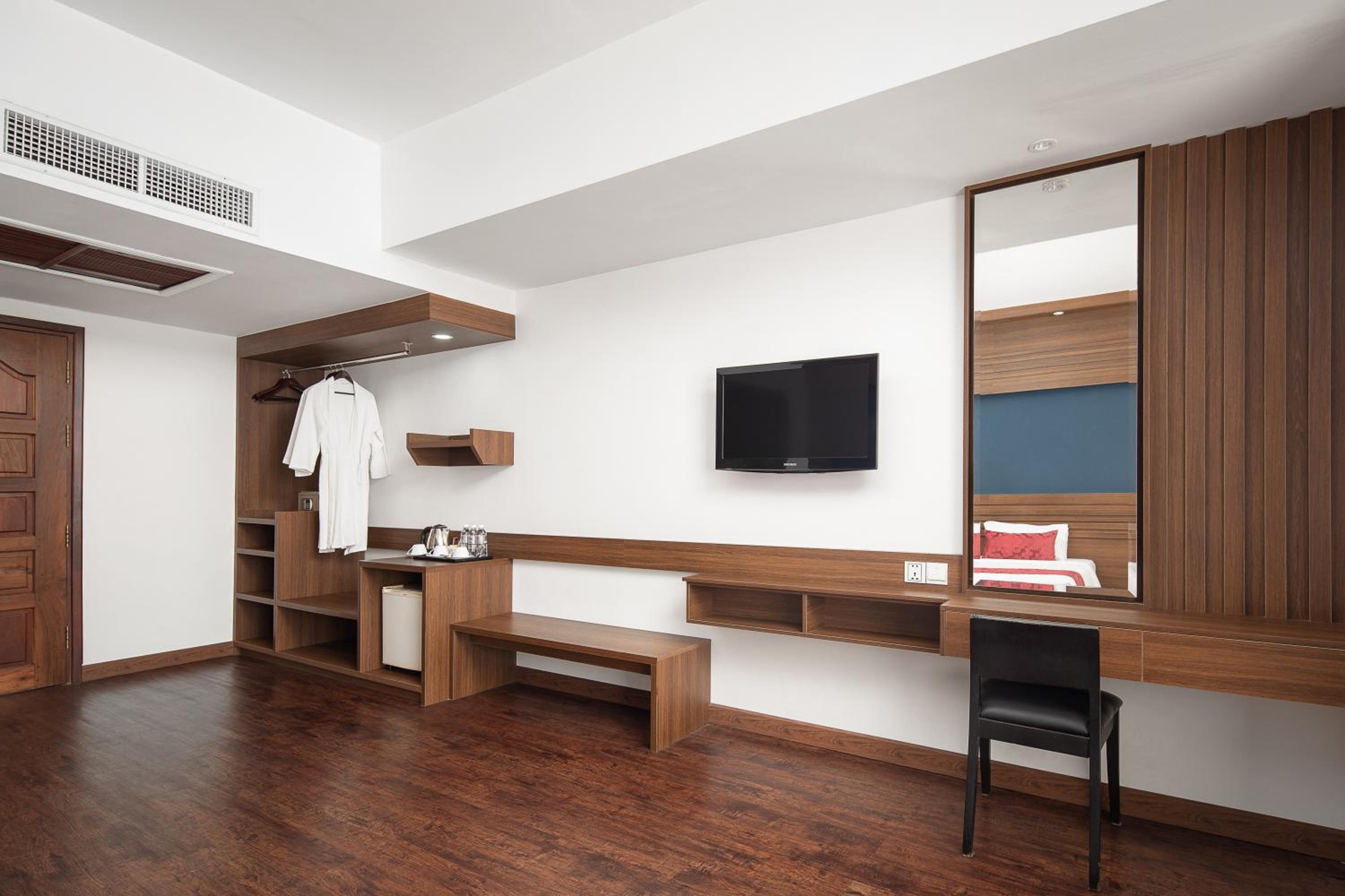 Deluxe Twin with Balcony - Photo 1