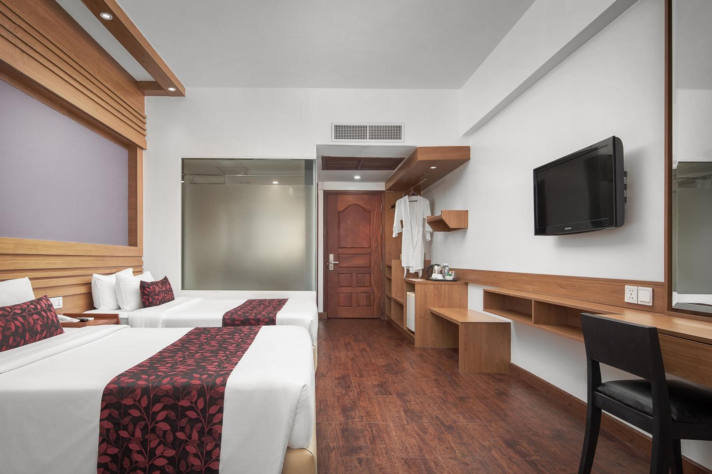 Deluxe Twin with Balcony - Photo 5