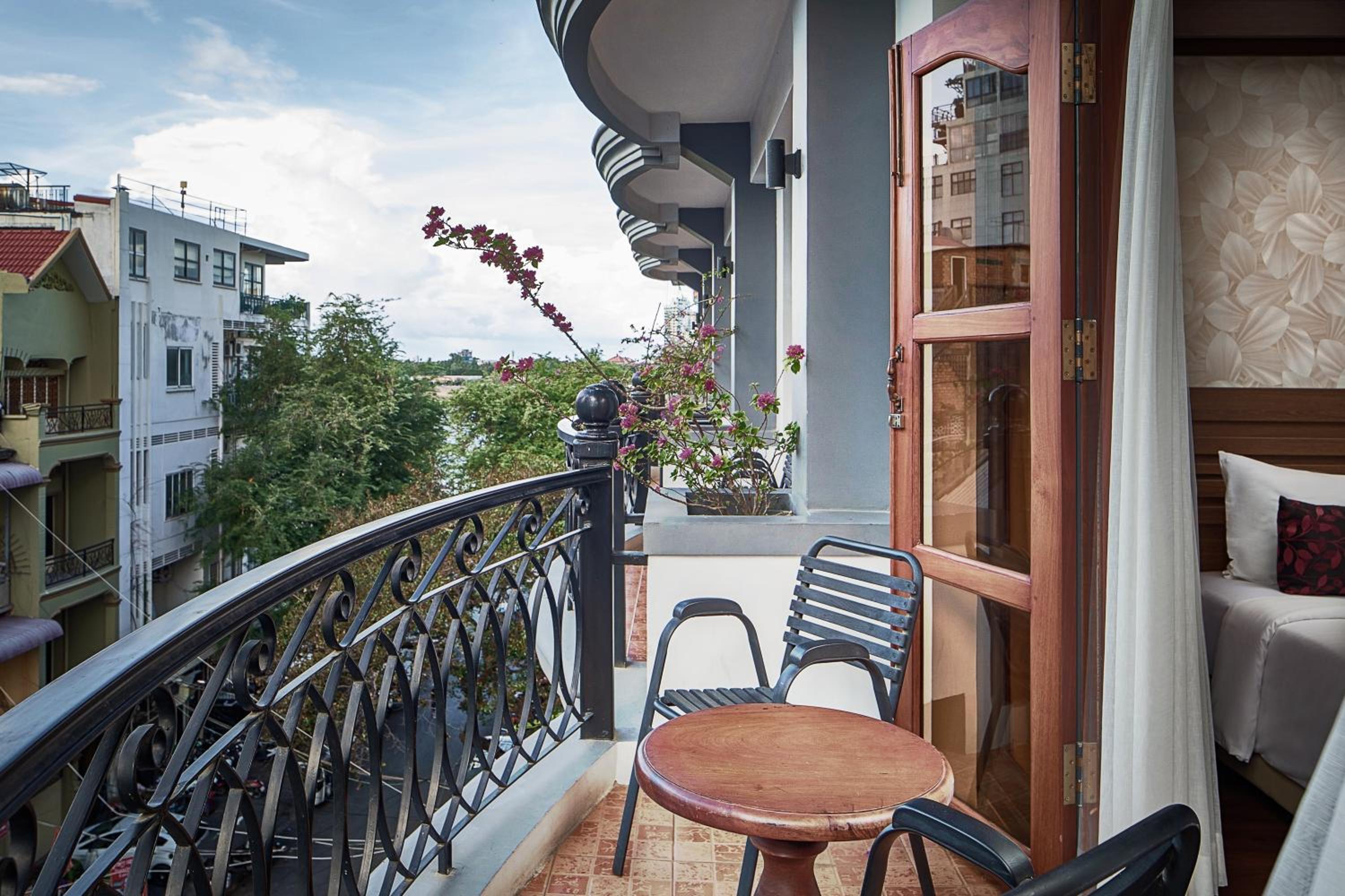 Deluxe Twin with Balcony - Photo 4