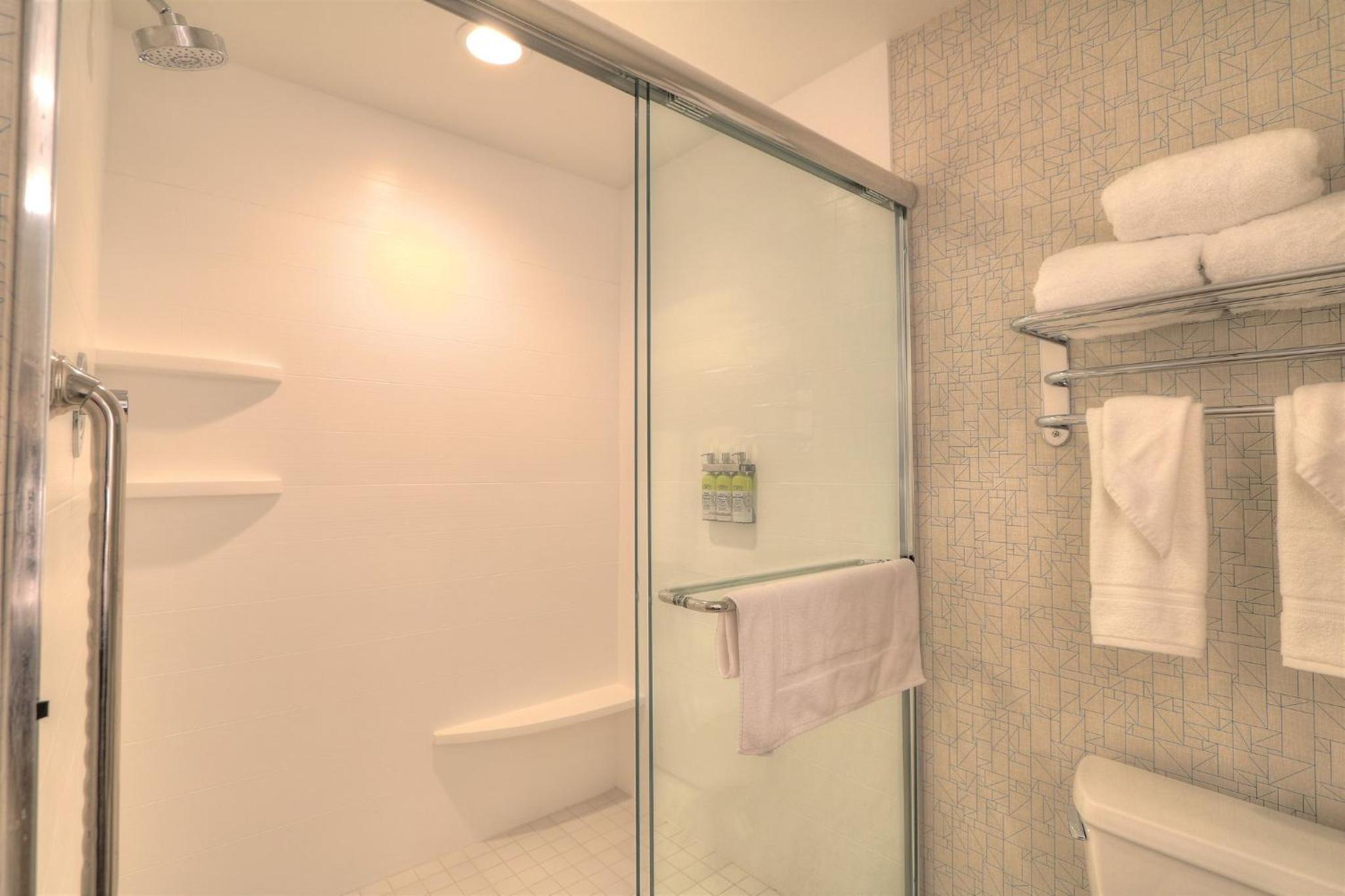 King Room with Jetted Tub - Photo 7