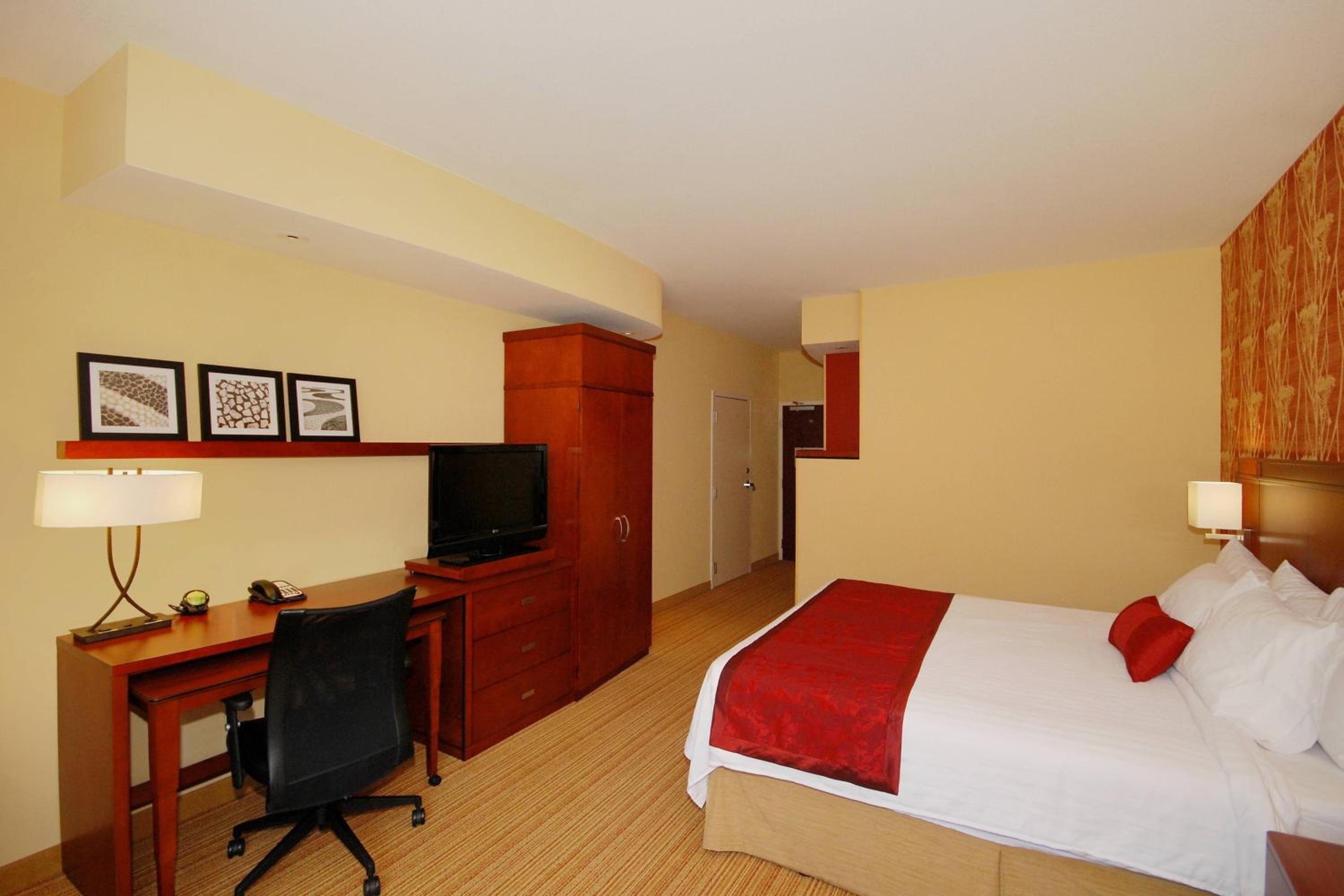 King Room with Sofa Bed - Photo 3