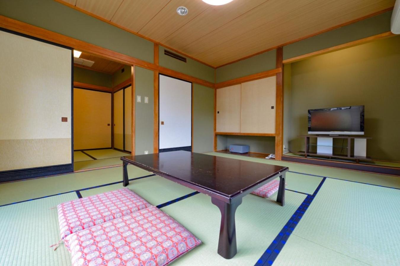 Standard Japanese-Style-Room with 10+4.5 Tatami mats - Shared Bathroom - Non-Smoking