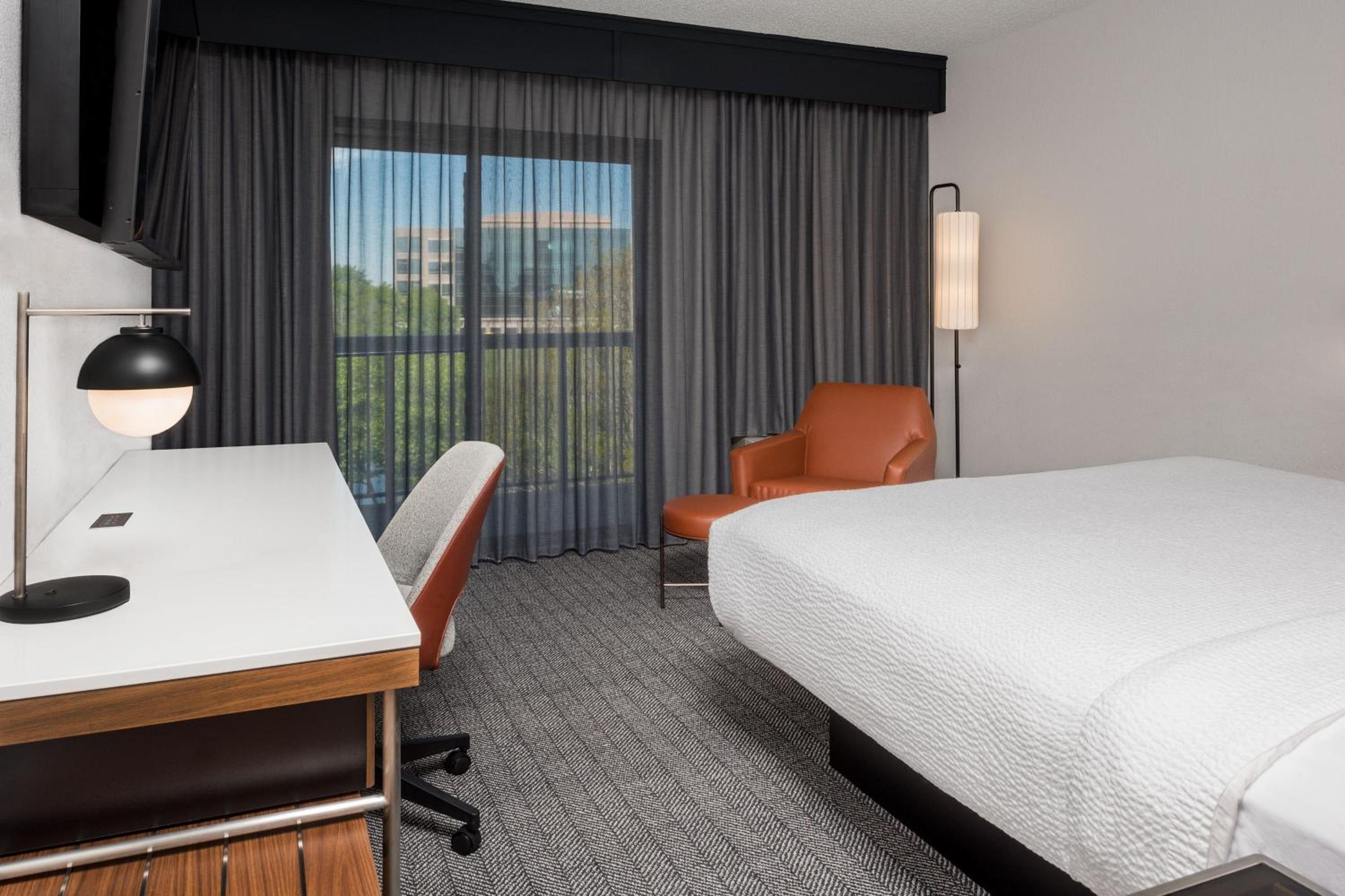 Guest King Room with Balcony - Photo 3