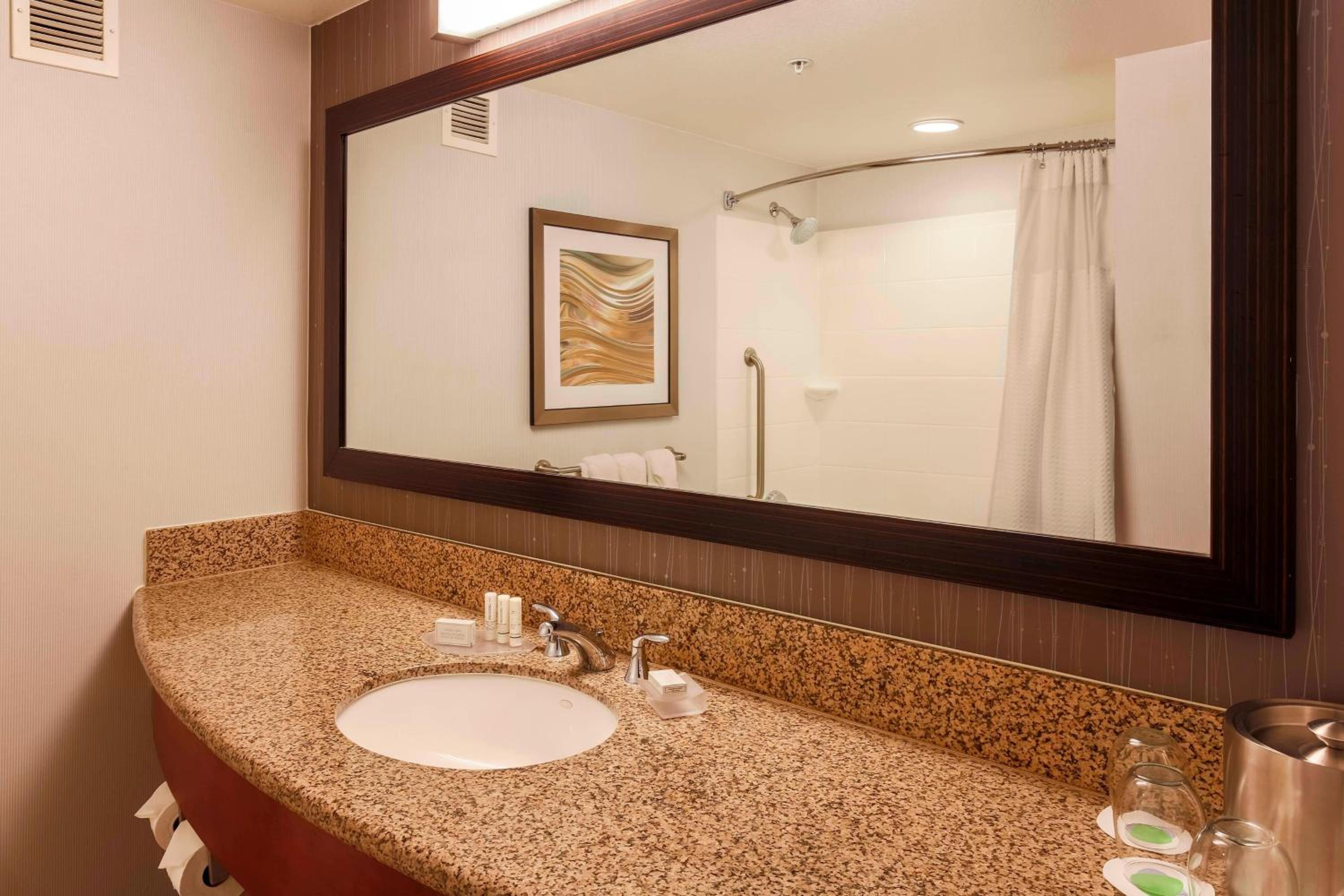 Queen Room with Two Queen Beds - Hearing Accessible - Photo 2