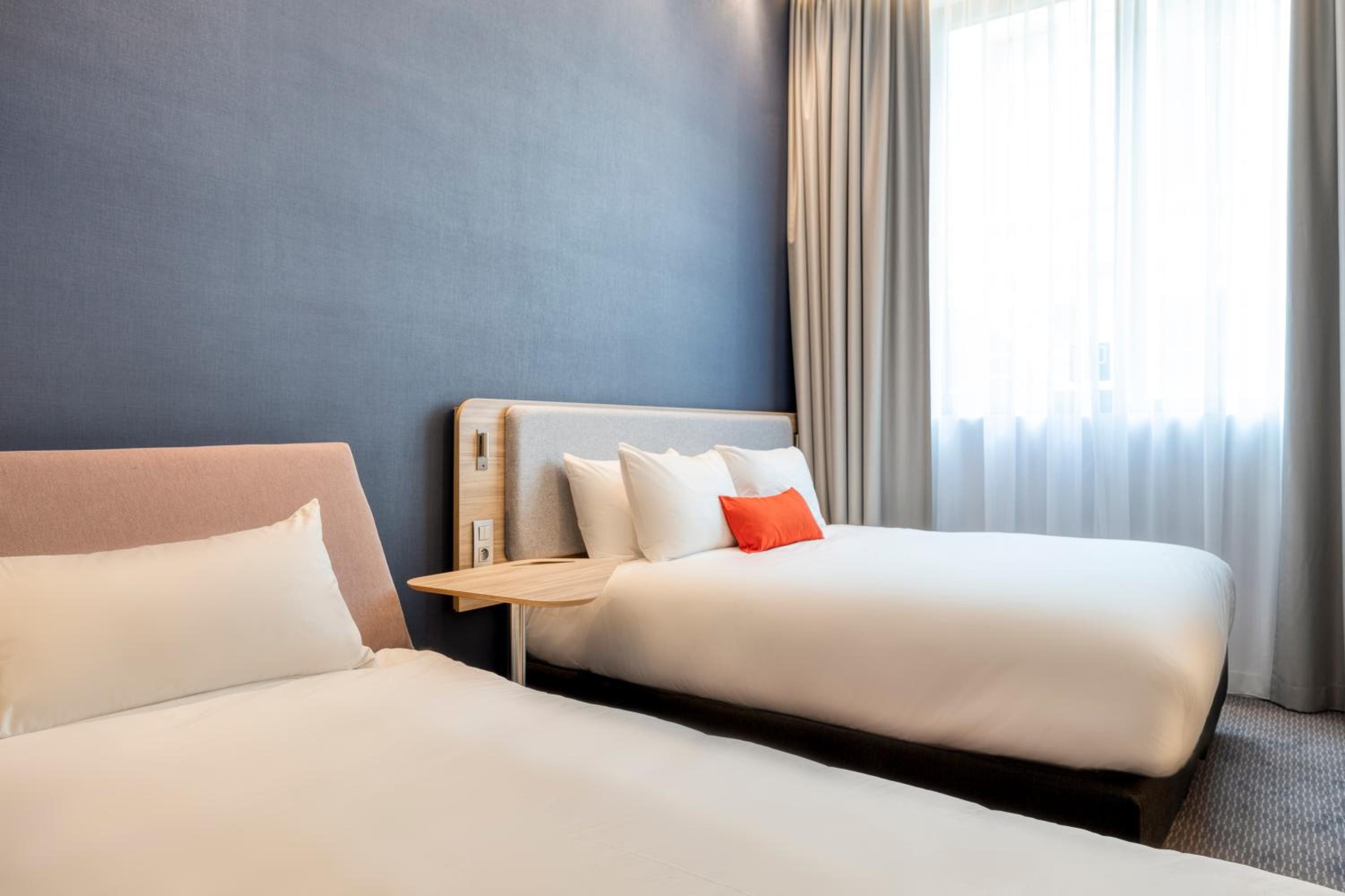 Standard Queen Room with Single Sofa Bed - Free Breakfast