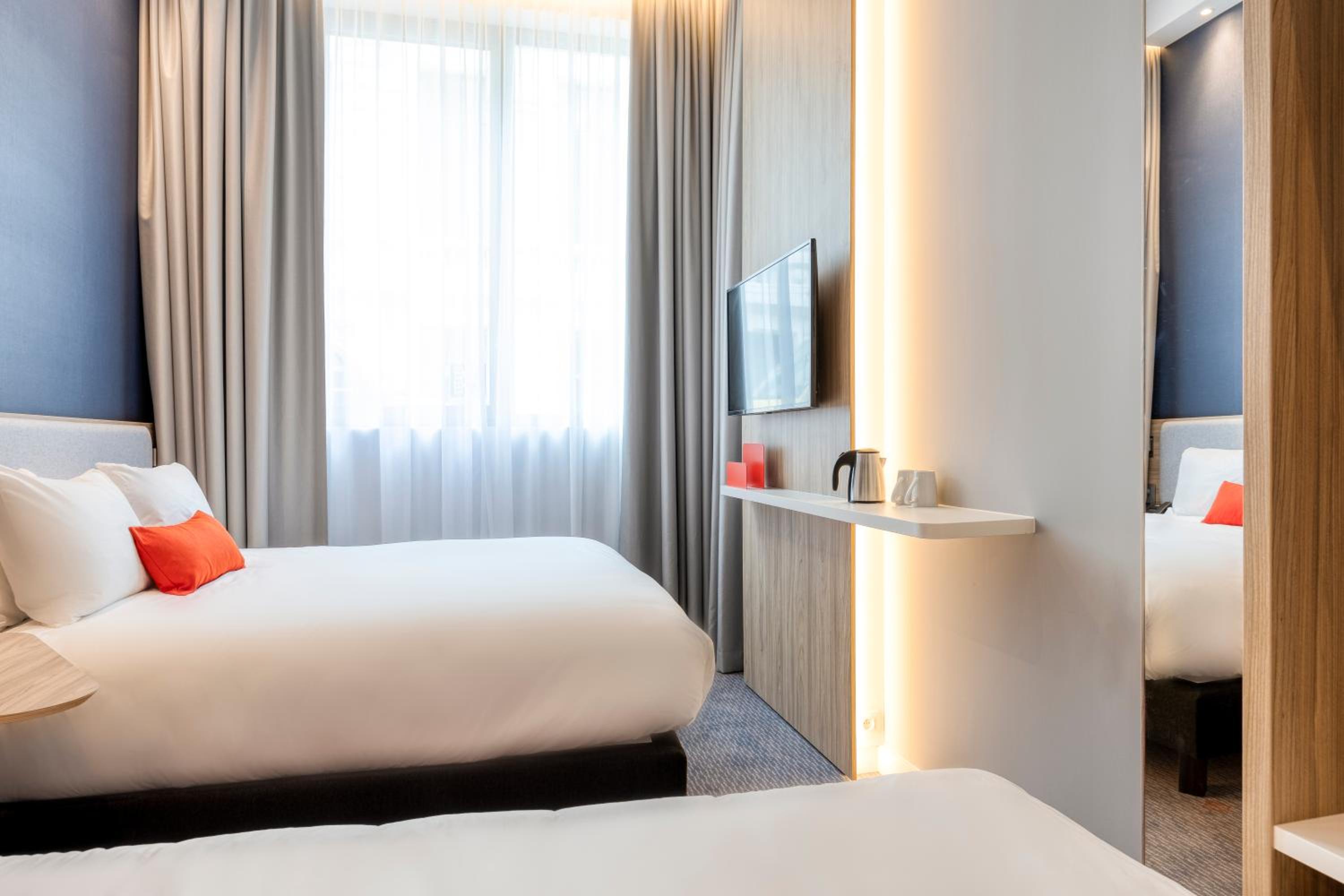 Standard Queen Room with Single Sofa Bed - Free Breakfast