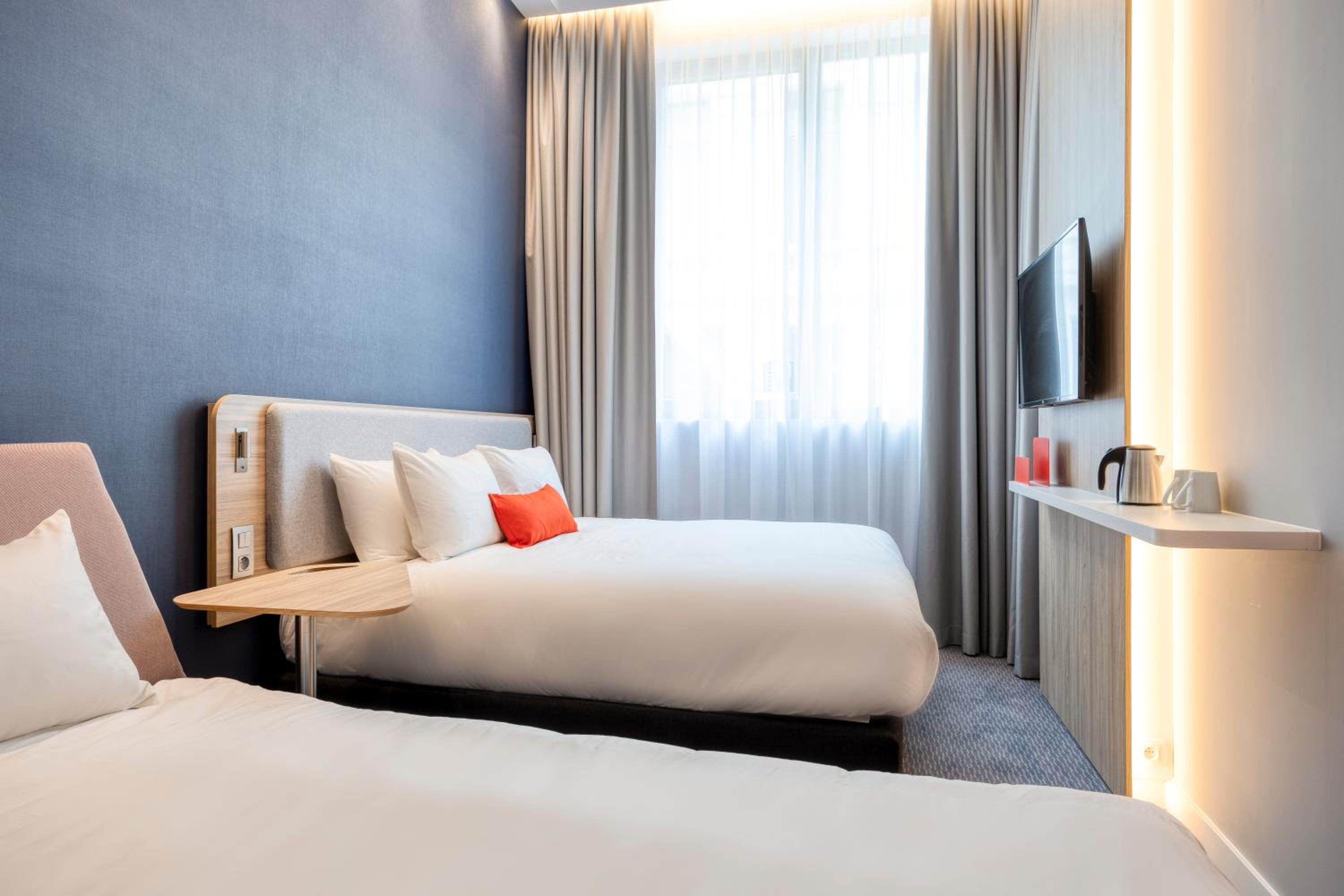 Standard Queen Room with Single Sofa Bed - Free Breakfast