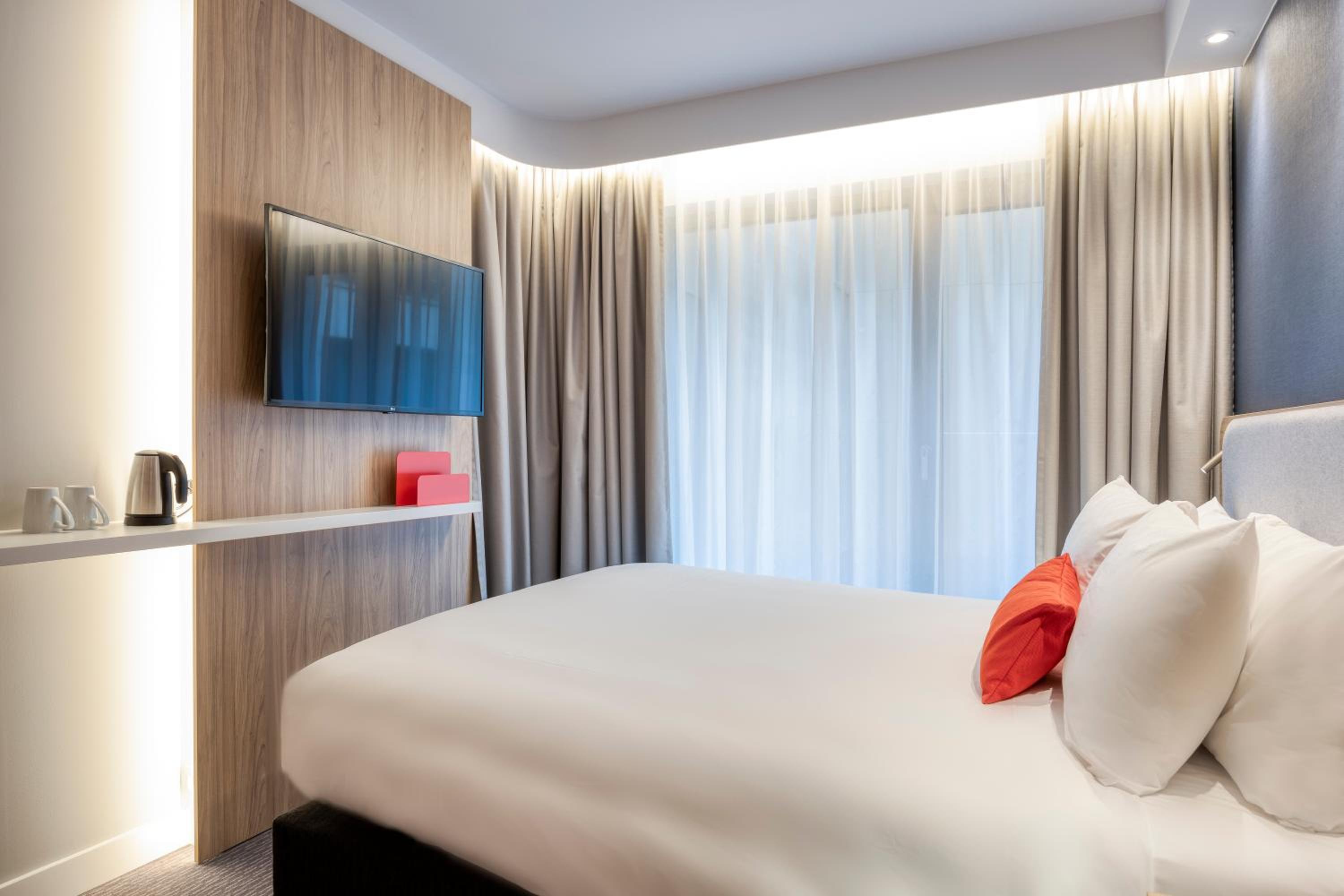 Standard Queen Room - Accessible with Free Breakfast