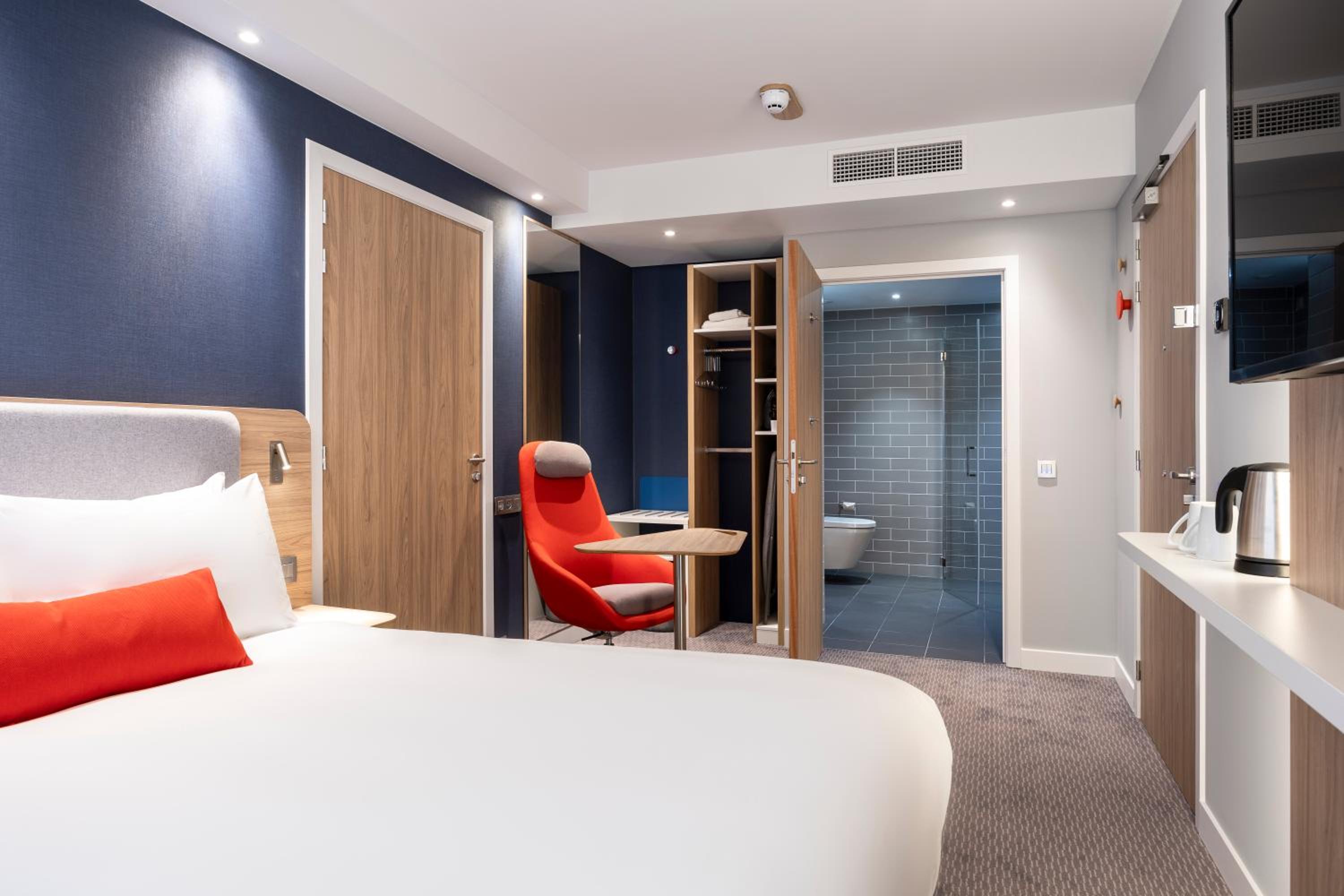 Standard Queen Room - Accessible with Free Breakfast