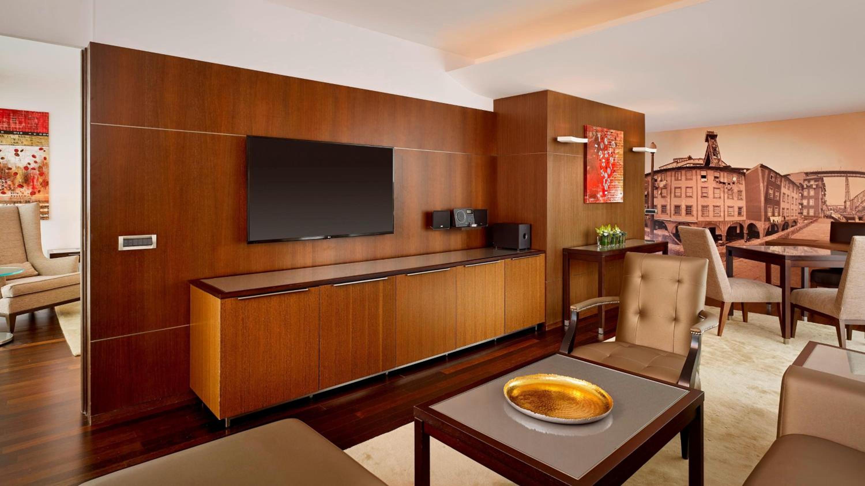 Executive Suite, Club Lounge and Spa access level, 1 King - Photo 1