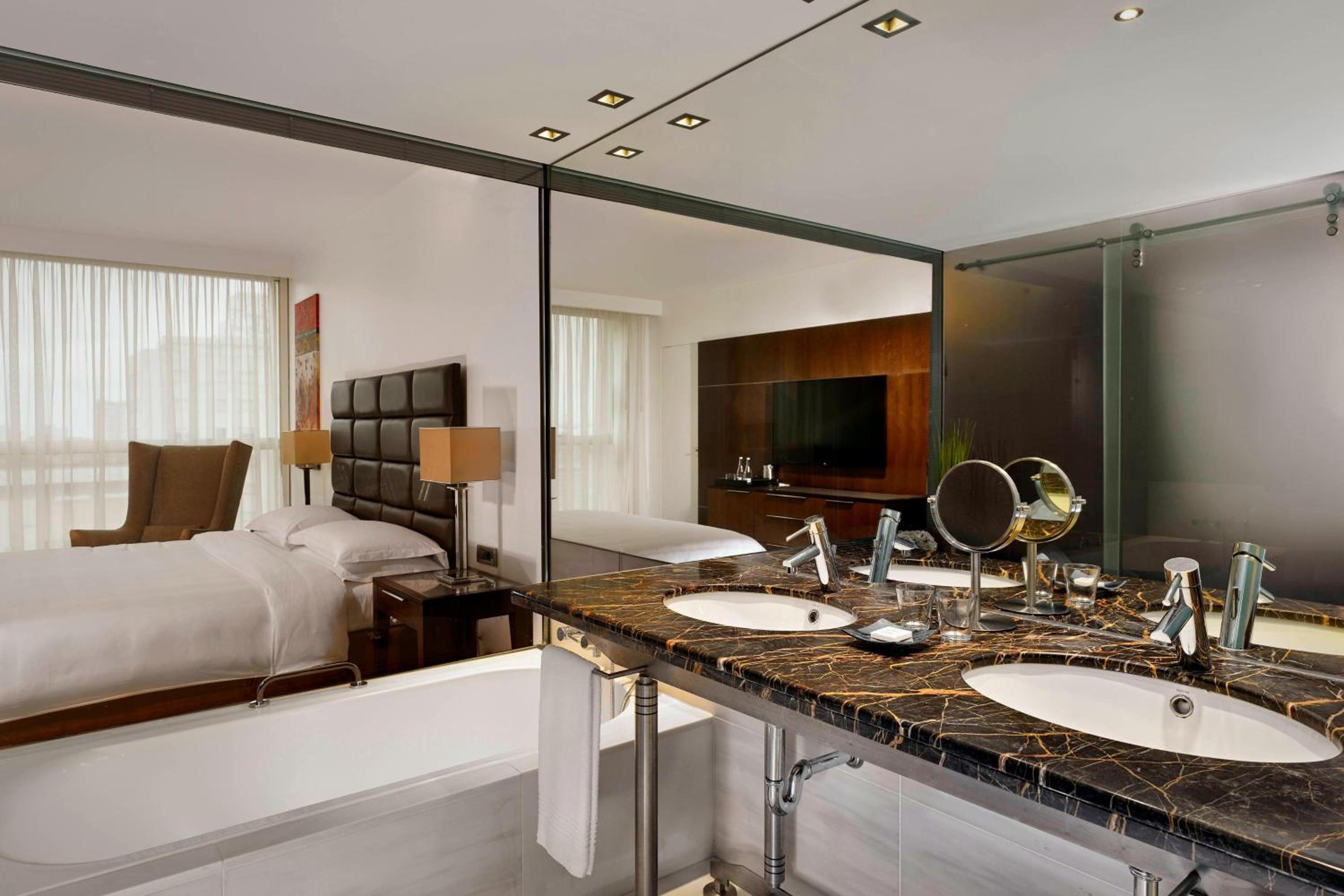 Executive Suite, Club Lounge and Spa access level, 1 King - Photo 2