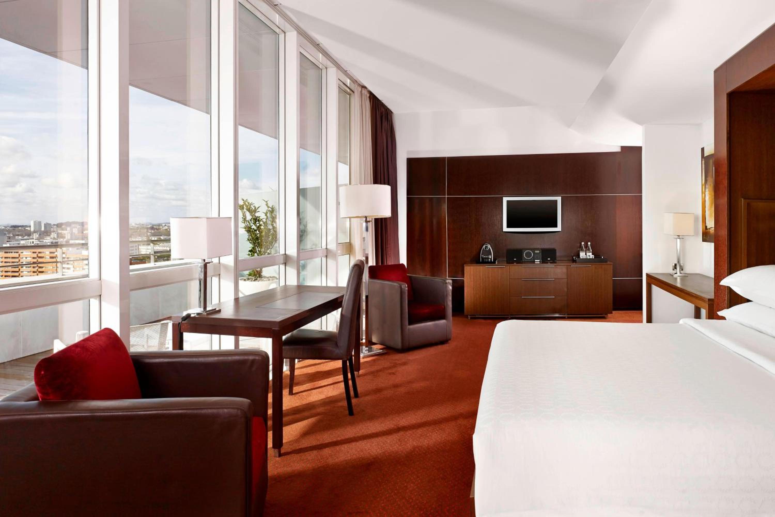 Junior Suite, Club Lounge and Spa access level, 1 Queen - Photo 1