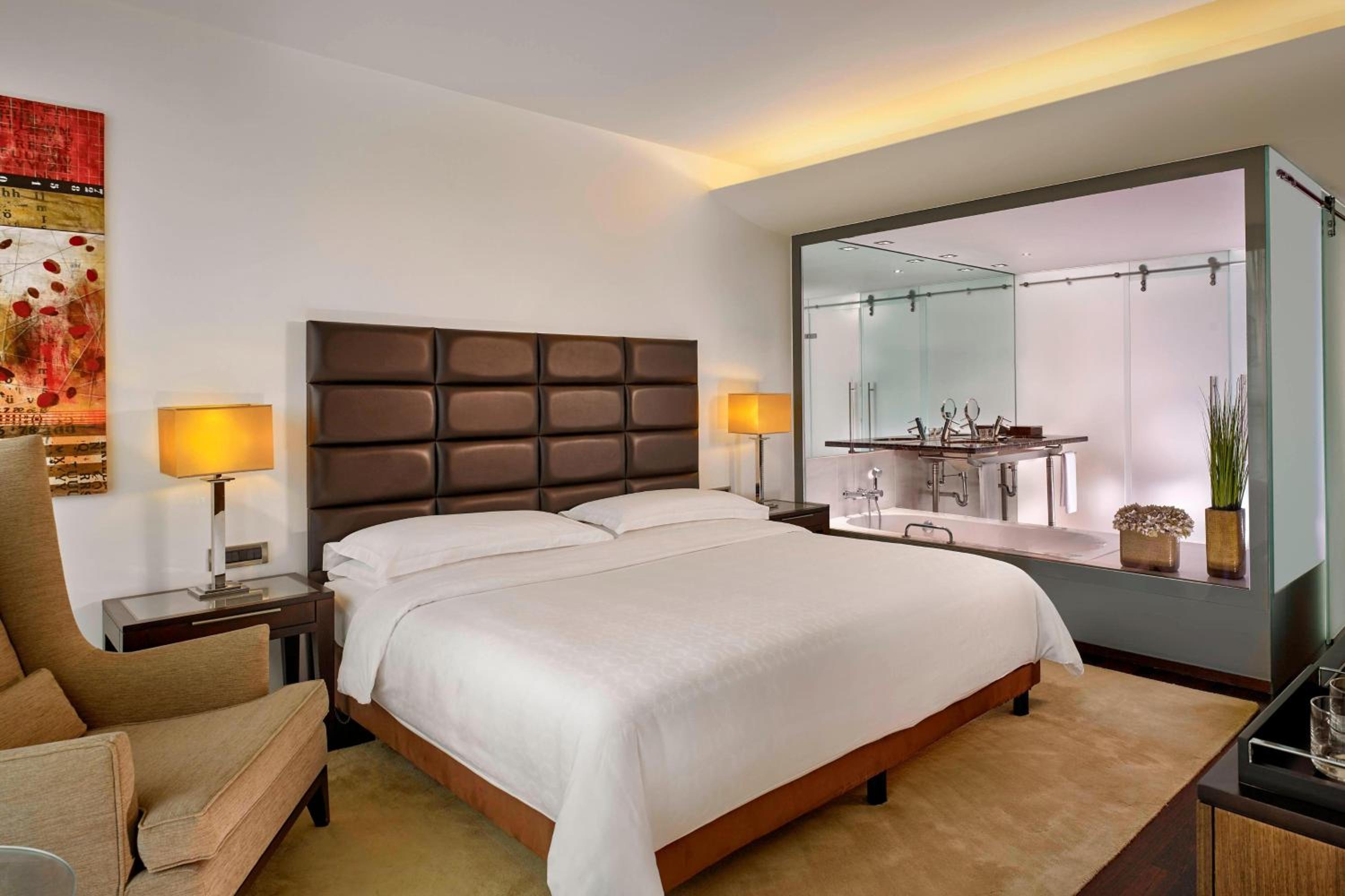 Executive Suite, Club Lounge and Spa access level, 1 King - Photo 5
